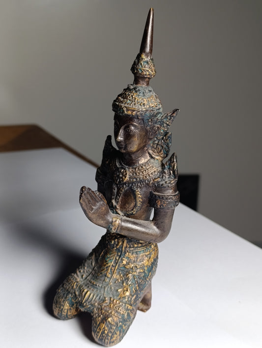 Statue asiatique en bronze style ancien – personnage agenouillé mains jointes