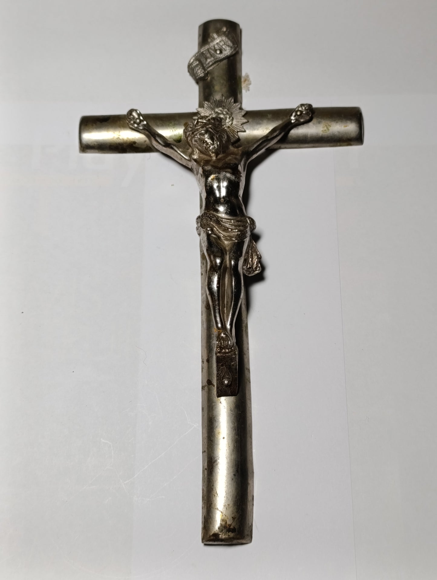 Grand crucifix ancien en métal argenté Christ en relief 29 x 16 cm