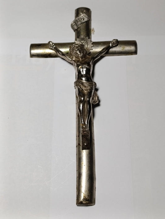 Grand crucifix ancien en métal argenté Christ en relief 29 x 16 cm