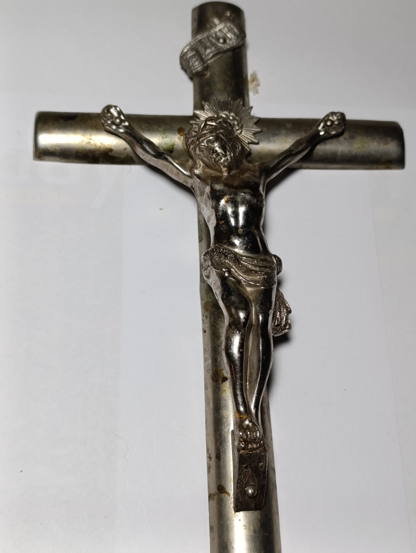 Grand crucifix ancien en métal argenté Christ en relief 29 x 16 cm