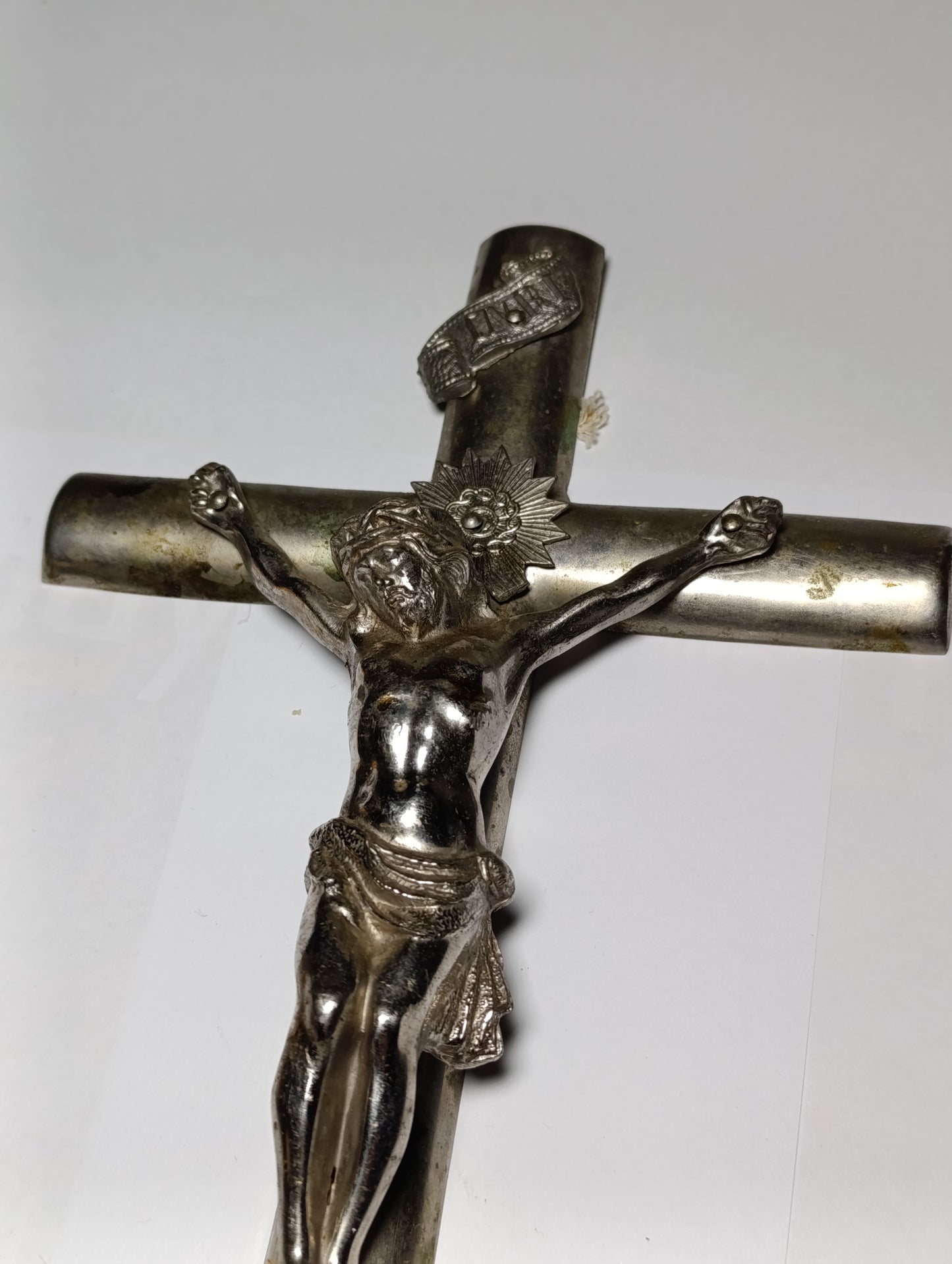 Grand crucifix ancien en métal argenté Christ en relief 29 x 16 cm