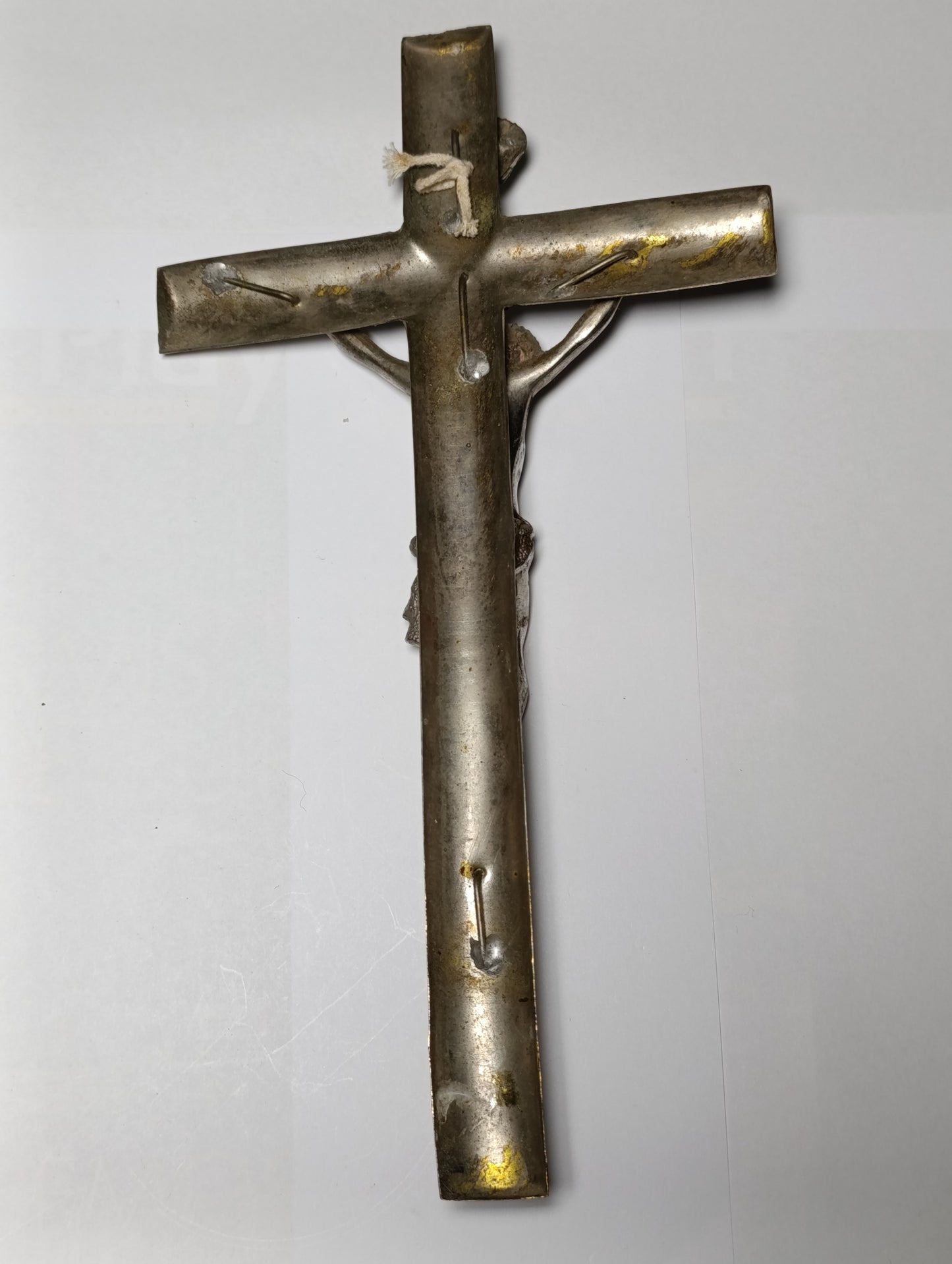 Grand crucifix ancien en métal argenté Christ en relief 29 x 16 cm