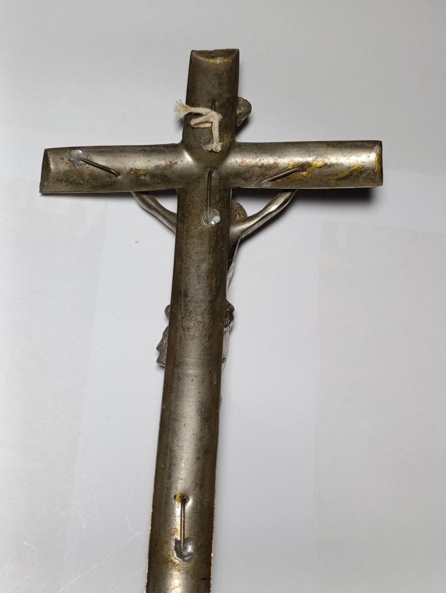 Grand crucifix ancien en métal argenté Christ en relief 29 x 16 cm