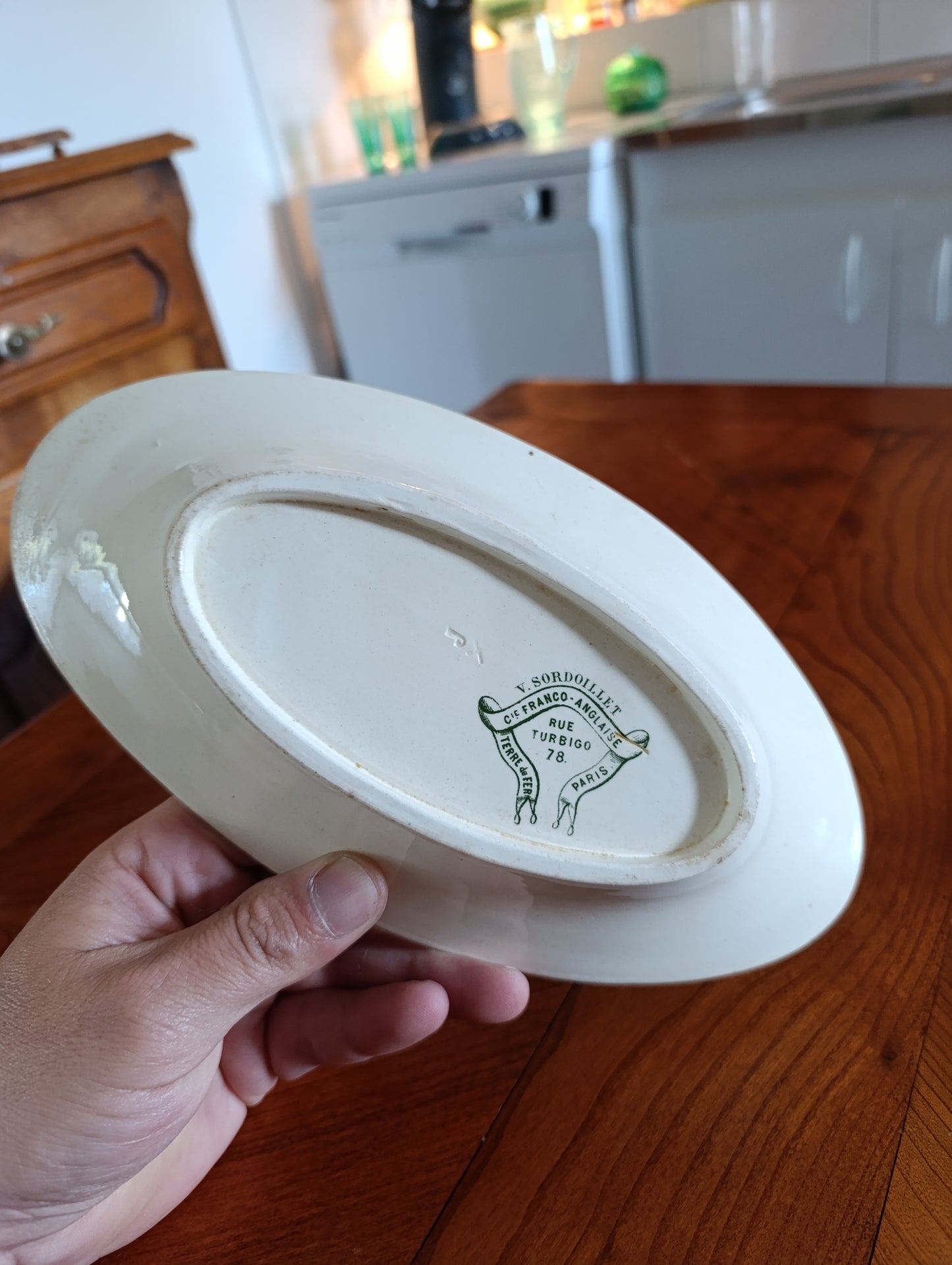 Petit plat ovale ancien Terre de Fer V. Sordoillet Paris décor champêtre brun 25 cm