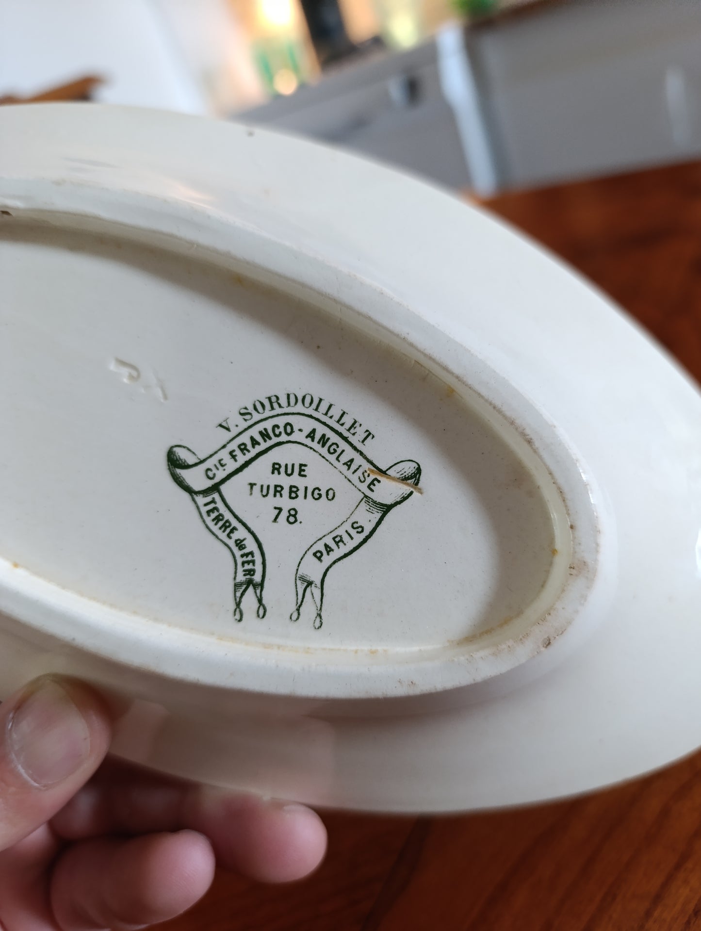Petit plat ovale ancien Terre de Fer V. Sordoillet Paris décor champêtre brun 25 cm