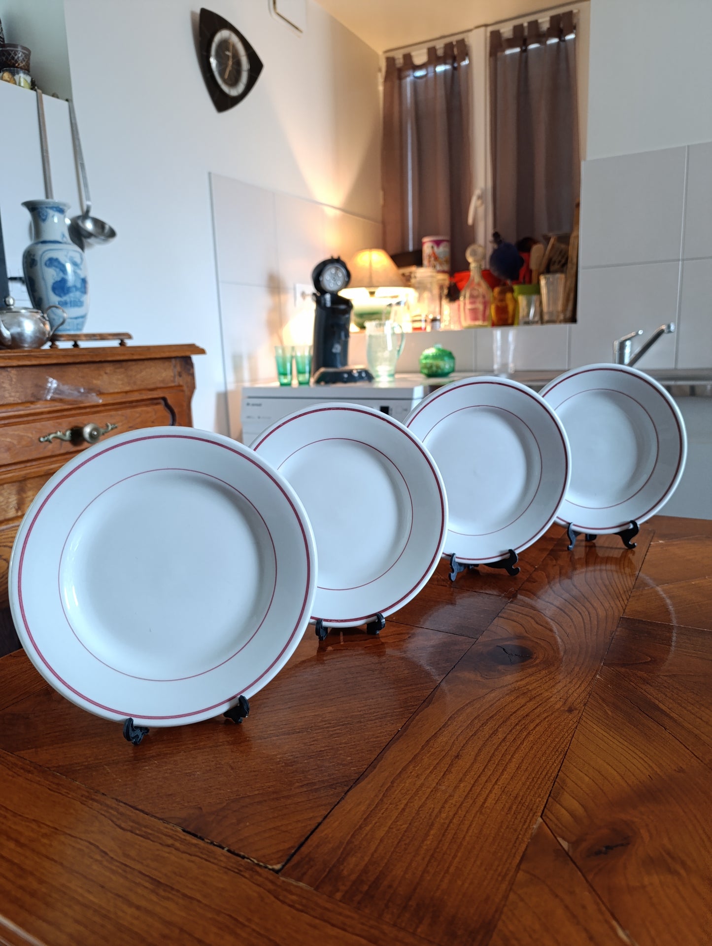 Lot de 4 assiettes anciennes Pyroblan porcelaine France liseré rouge vintage 17,5 cm