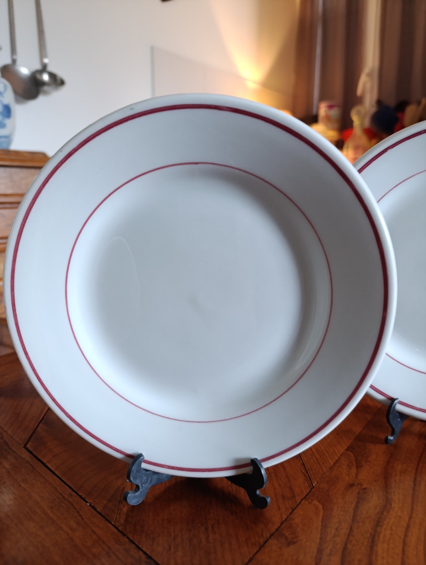 Lot de 4 assiettes anciennes Pyroblan porcelaine France liseré rouge vintage 17,5 cm