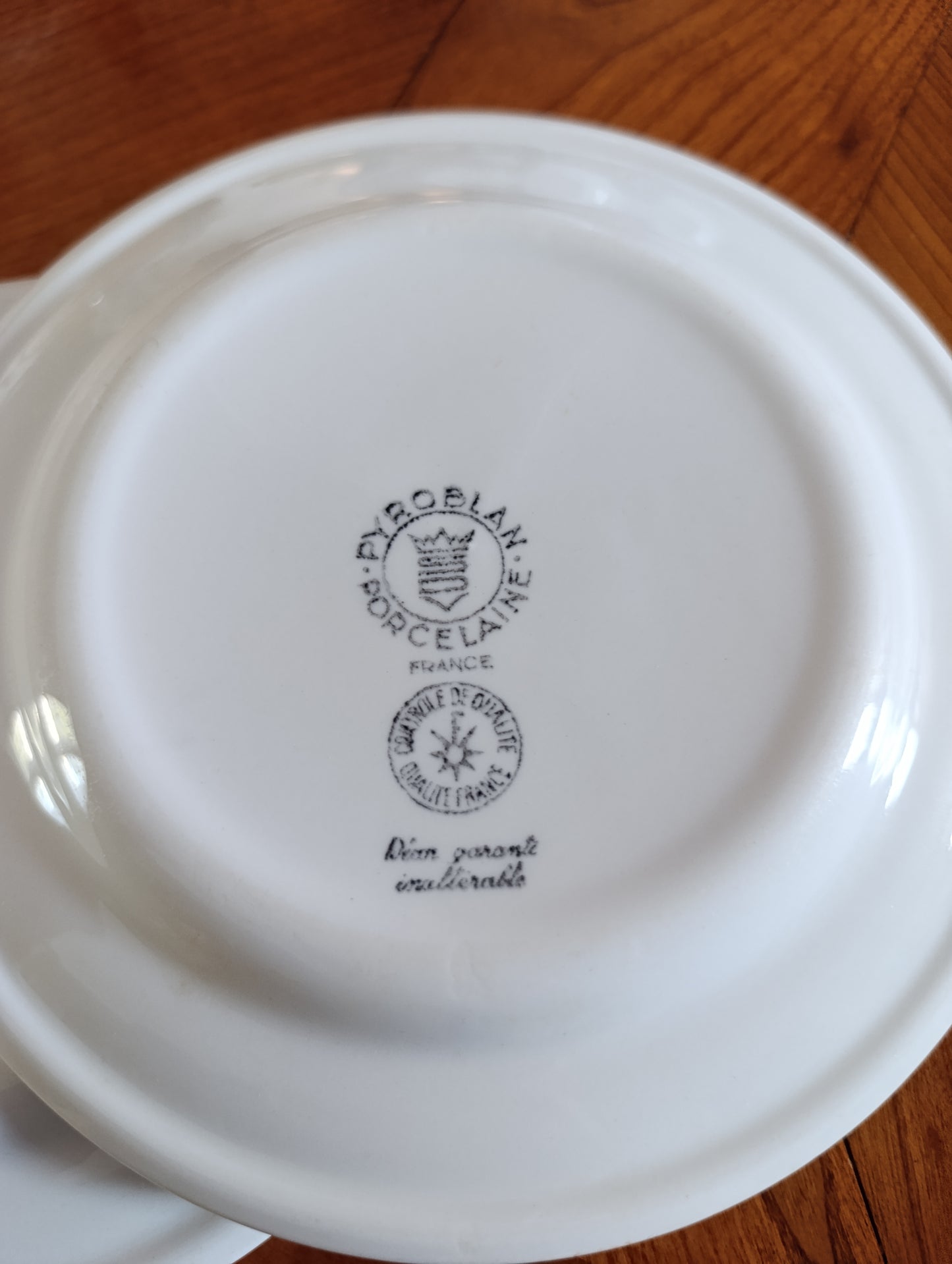 Lot de 4 assiettes anciennes Pyroblan porcelaine France liseré rouge vintage 17,5 cm