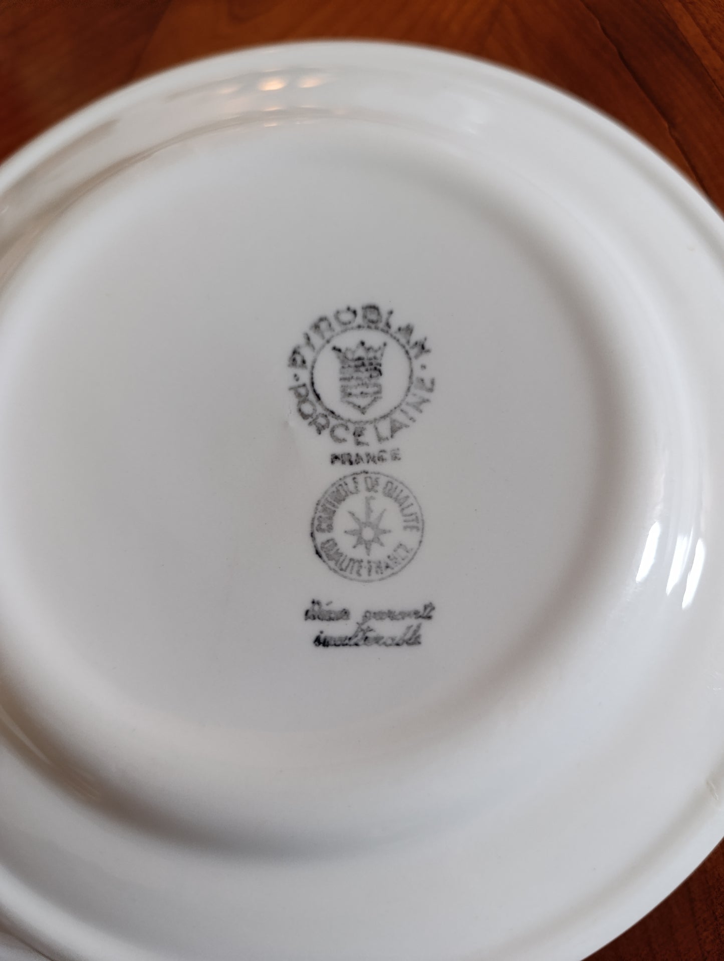 Lot de 4 assiettes anciennes Pyroblan porcelaine France liseré rouge vintage 17,5 cm