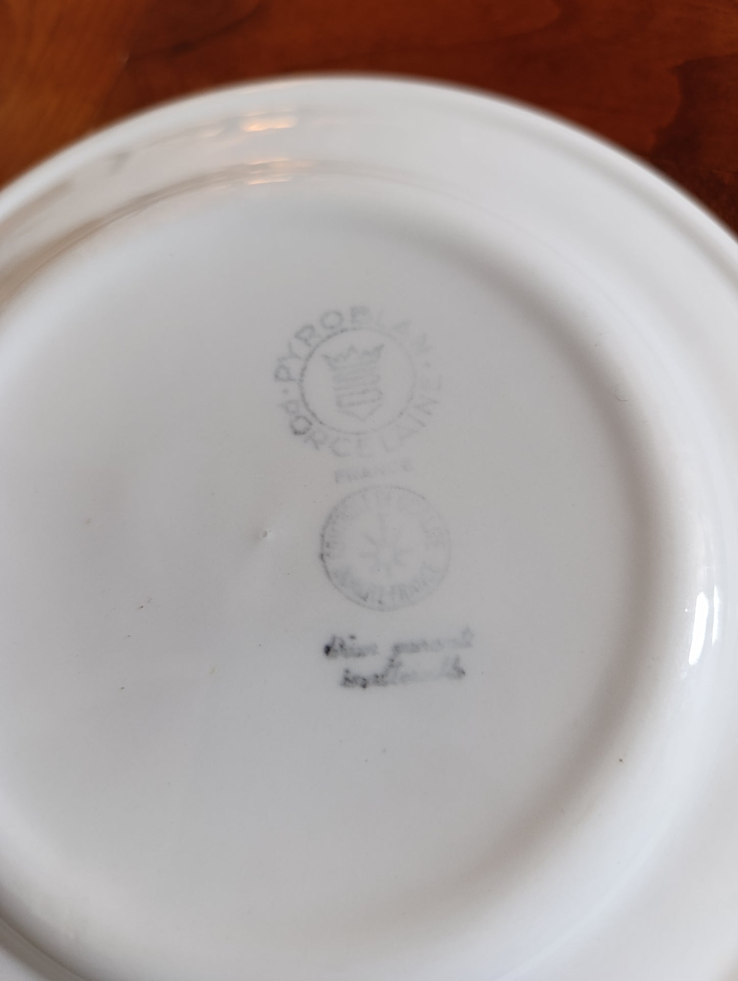 Lot de 4 assiettes anciennes Pyroblan porcelaine France liseré rouge vintage 17,5 cm