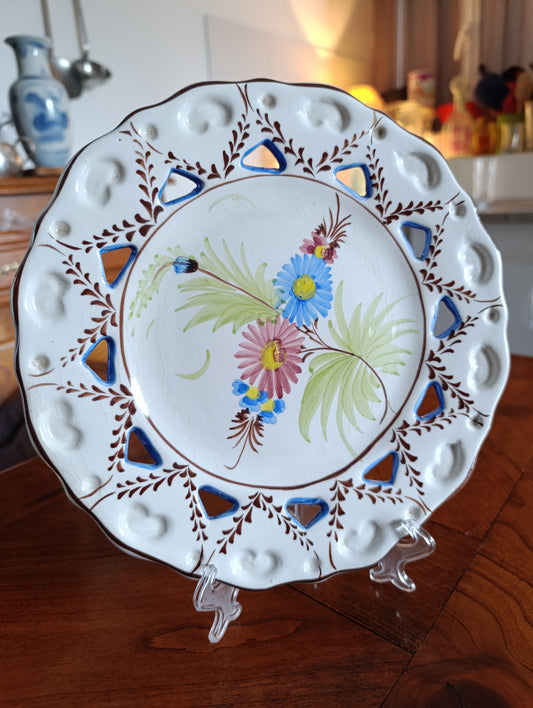 Assiette ancienne ajourée ART Faïence décor main – faïence fleurie vintage
