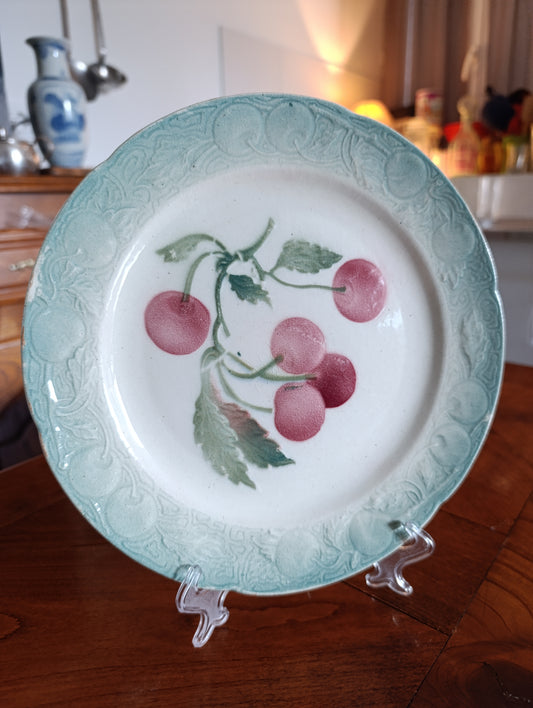 Assiette ancienne K&G Saint-Clément décor cerises – faïence française vintage