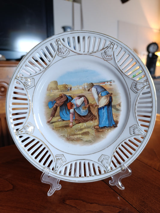 Assiette ajourée ancienne décor scène paysanne – porcelaine vintage française