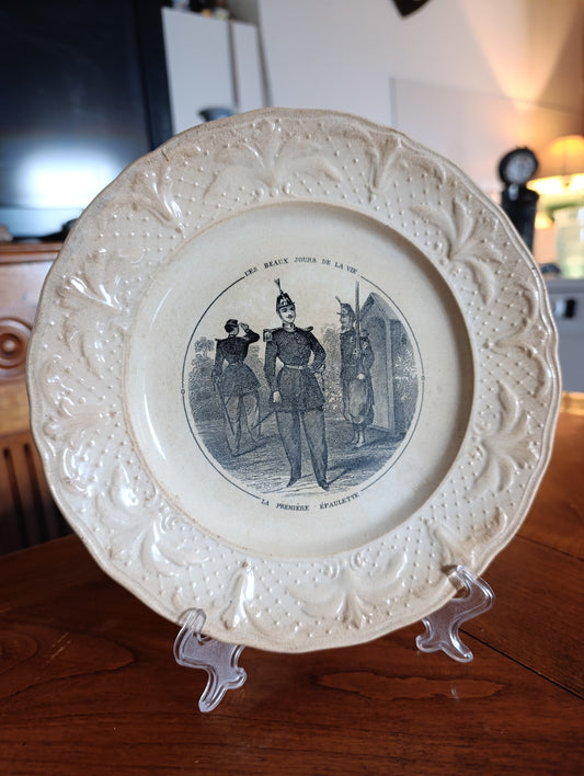 Assiette parlante ancienne J. Vieillard Bordeaux XIXe – “Les Beaux Jours de la Vie – La Première Épaulette”