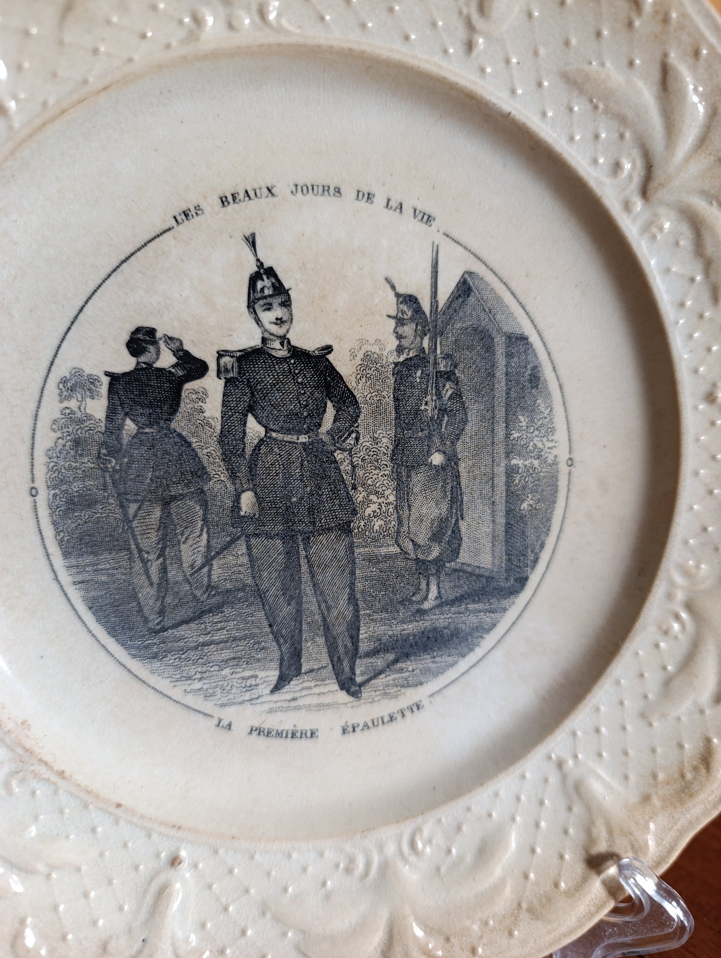 Assiette parlante ancienne J. Vieillard Bordeaux XIXe – “Les Beaux Jours de la Vie – La Première Épaulette”