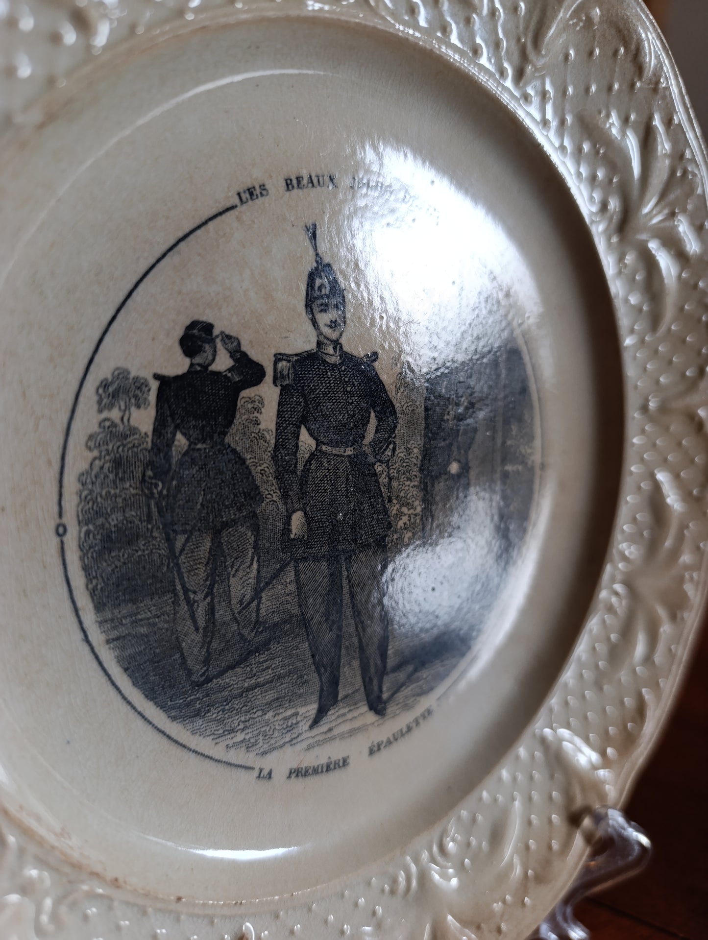 Assiette parlante ancienne J. Vieillard Bordeaux XIXe – “Les Beaux Jours de la Vie – La Première Épaulette”