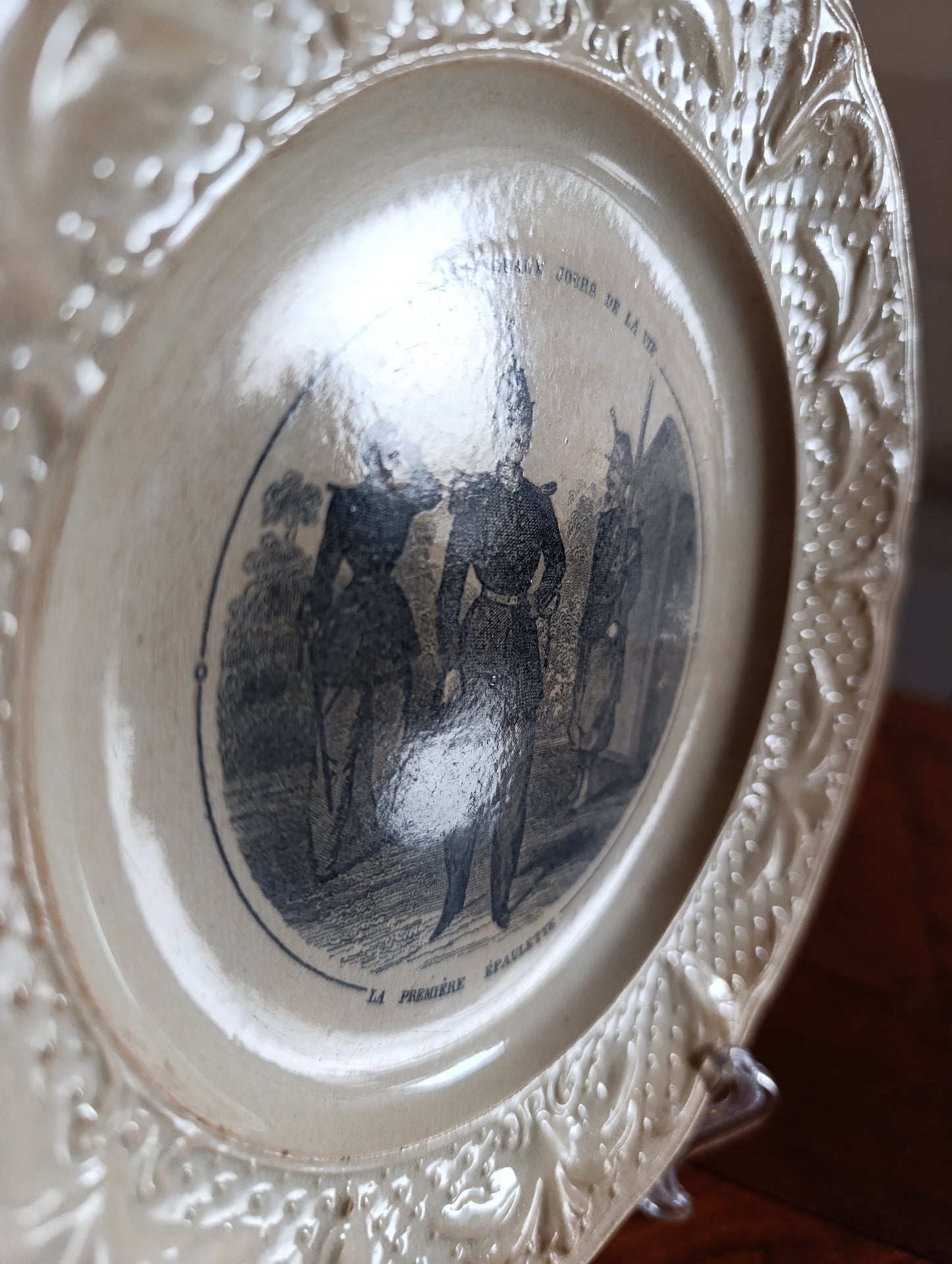 Assiette parlante ancienne J. Vieillard Bordeaux XIXe – “Les Beaux Jours de la Vie – La Première Épaulette”