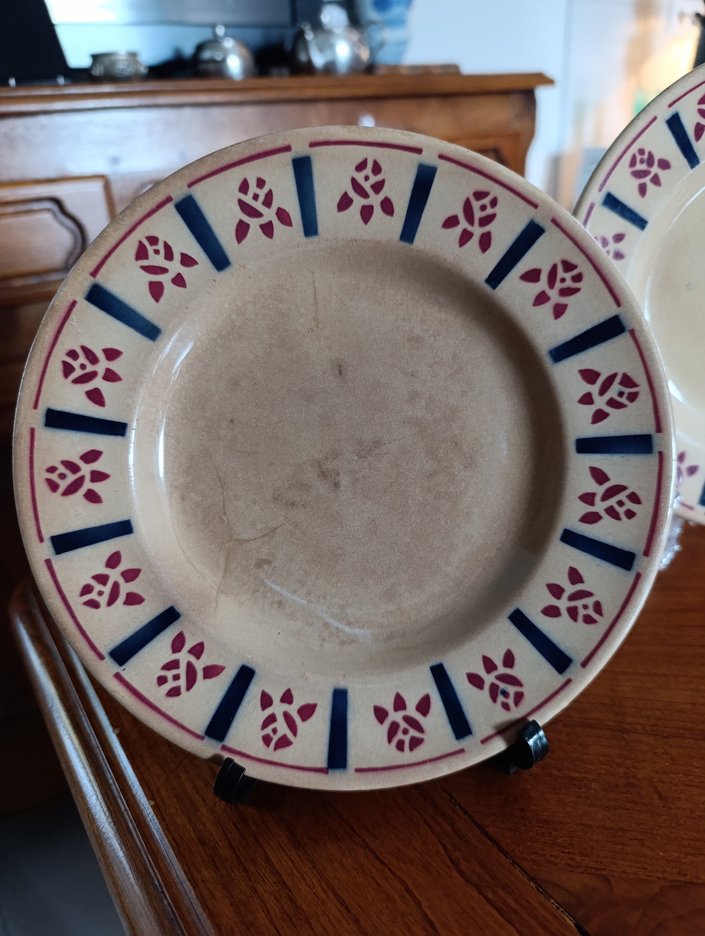 Lot de 4 assiettes anciennes Terre de Fer Gien décor géométrique rouge et bleu