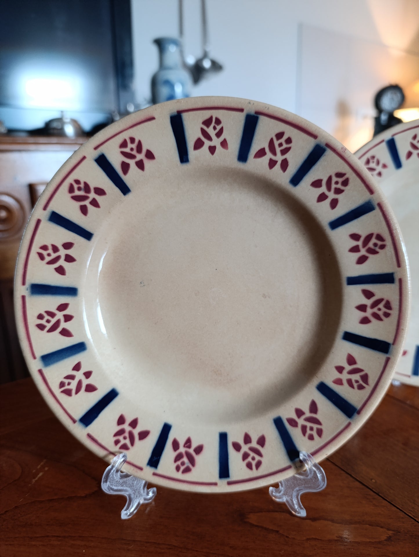 Lot de 4 assiettes anciennes Terre de Fer Gien décor géométrique rouge et bleu