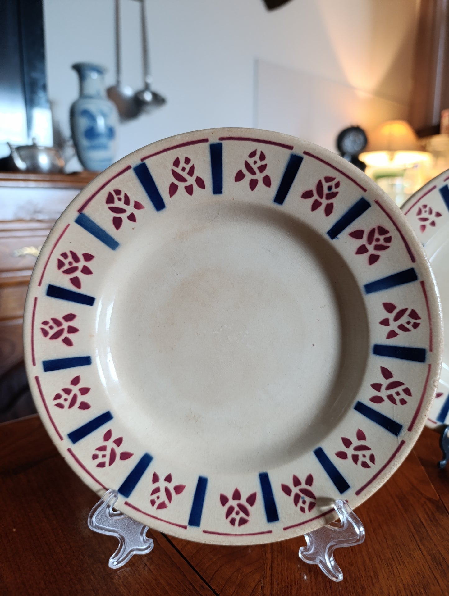 Lot de 4 assiettes anciennes Terre de Fer Gien décor géométrique rouge et bleu