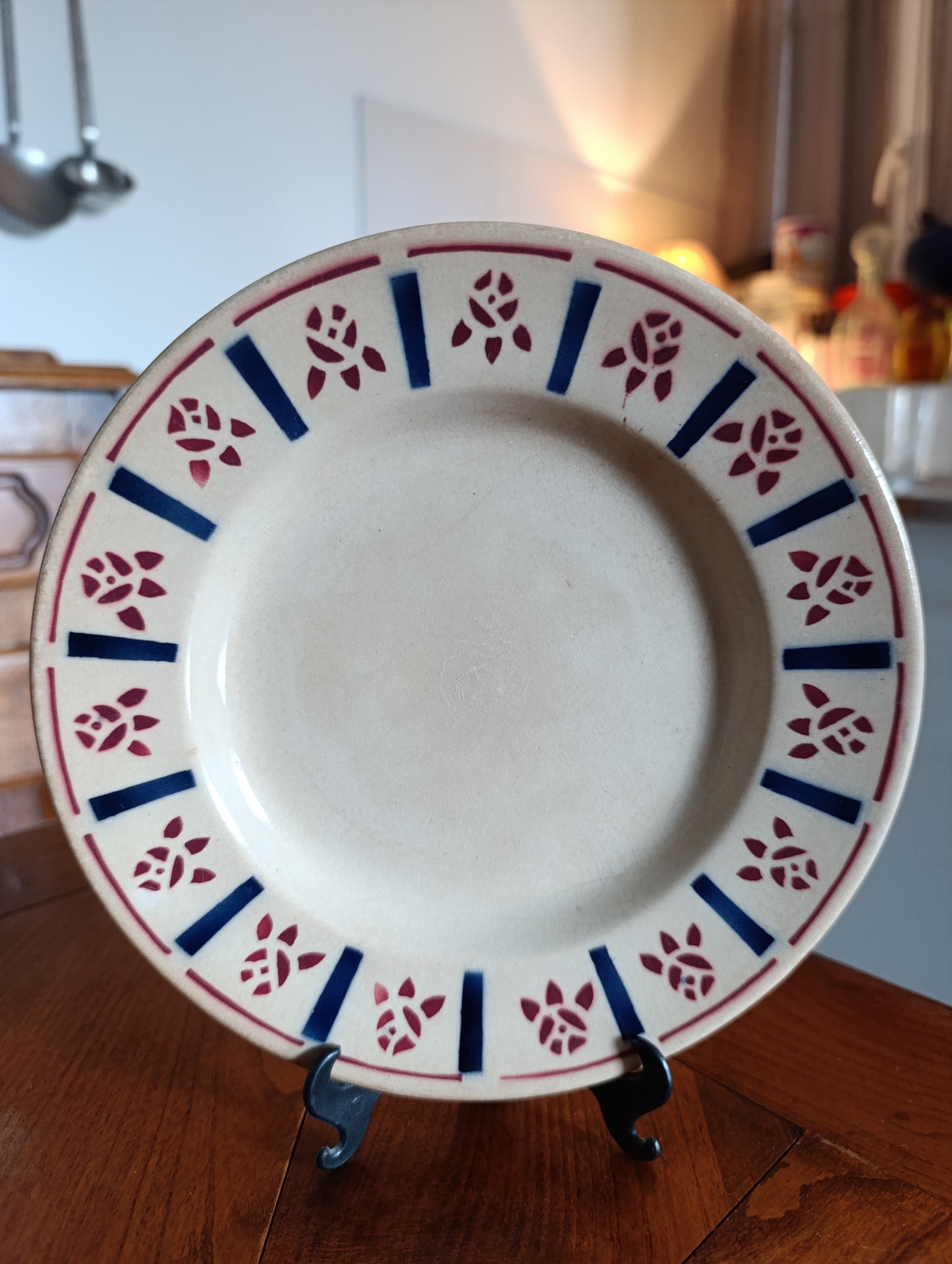 Lot de 4 assiettes anciennes Terre de Fer Gien décor géométrique rouge et bleu