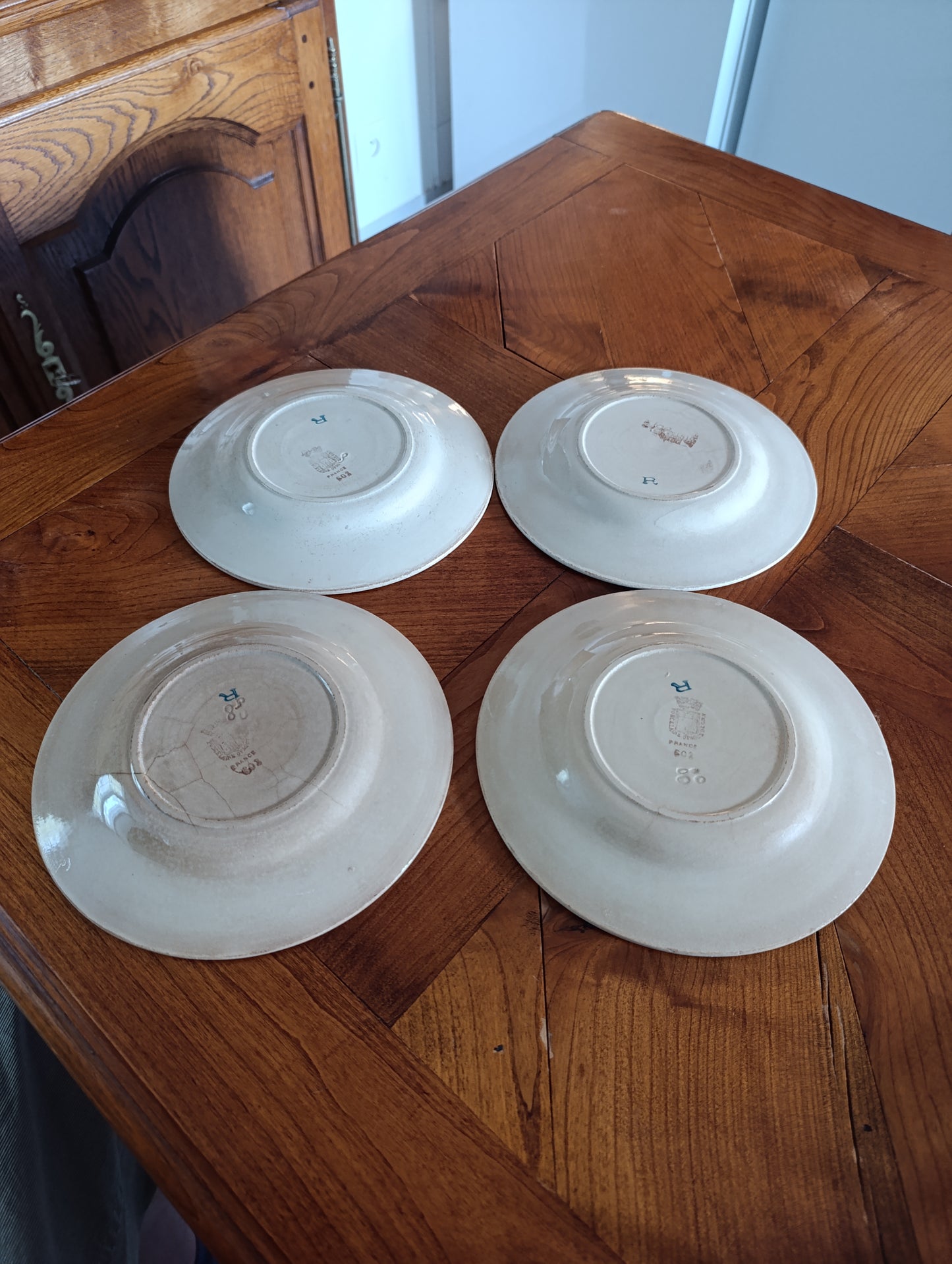 Lot de 4 assiettes anciennes Terre de Fer Gien décor géométrique rouge et bleu