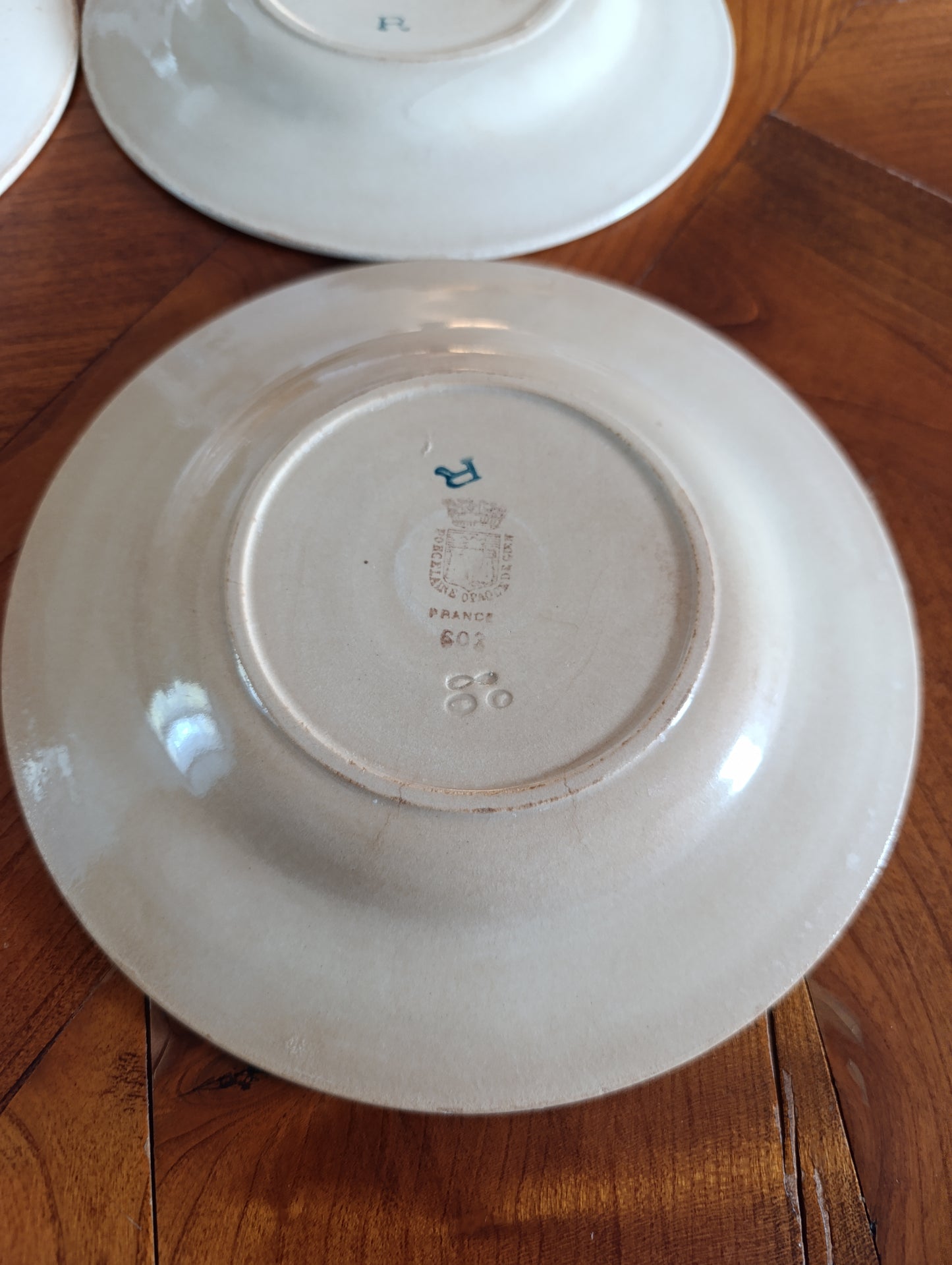 Lot de 4 assiettes anciennes Terre de Fer Gien décor géométrique rouge et bleu