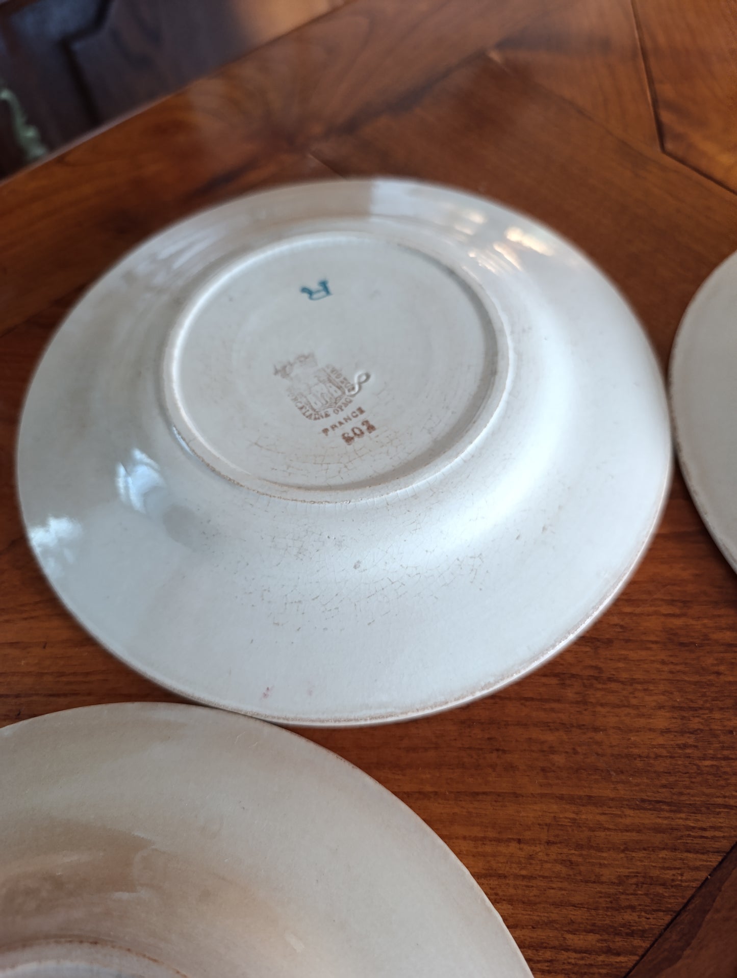 Lot de 4 assiettes anciennes Terre de Fer Gien décor géométrique rouge et bleu