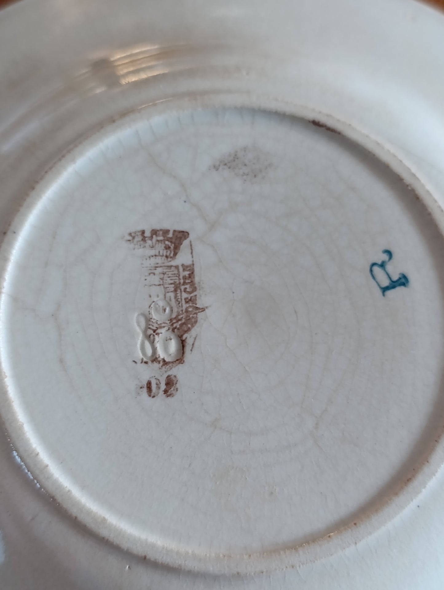 Lot de 4 assiettes anciennes Terre de Fer Gien décor géométrique rouge et bleu
