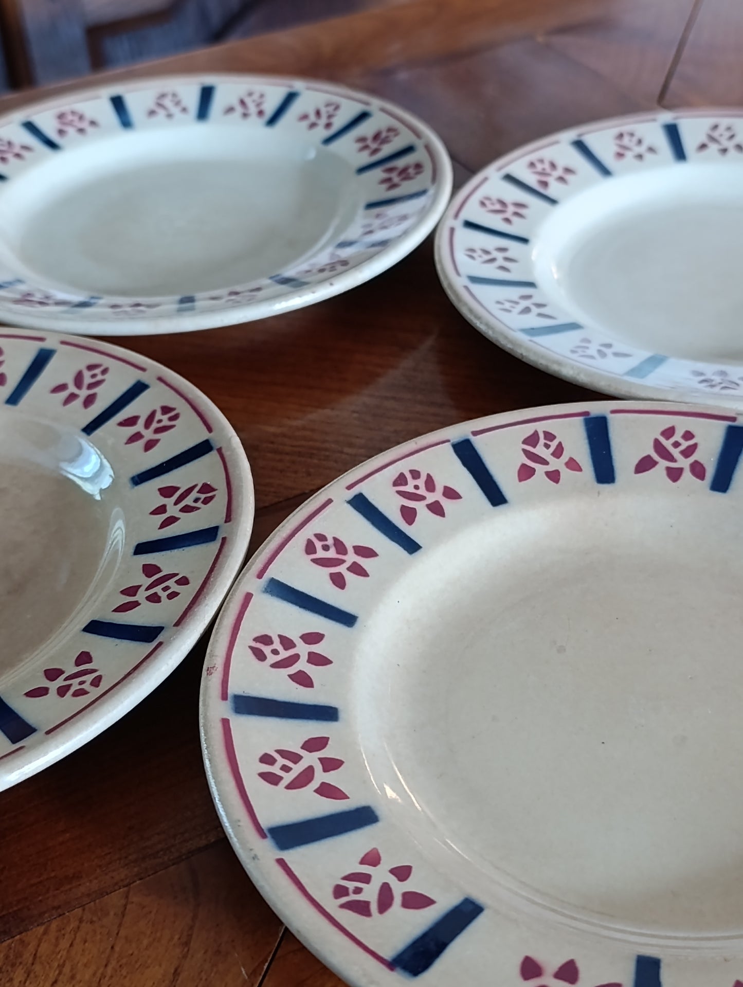 Lot de 4 assiettes anciennes Terre de Fer Gien décor géométrique rouge et bleu