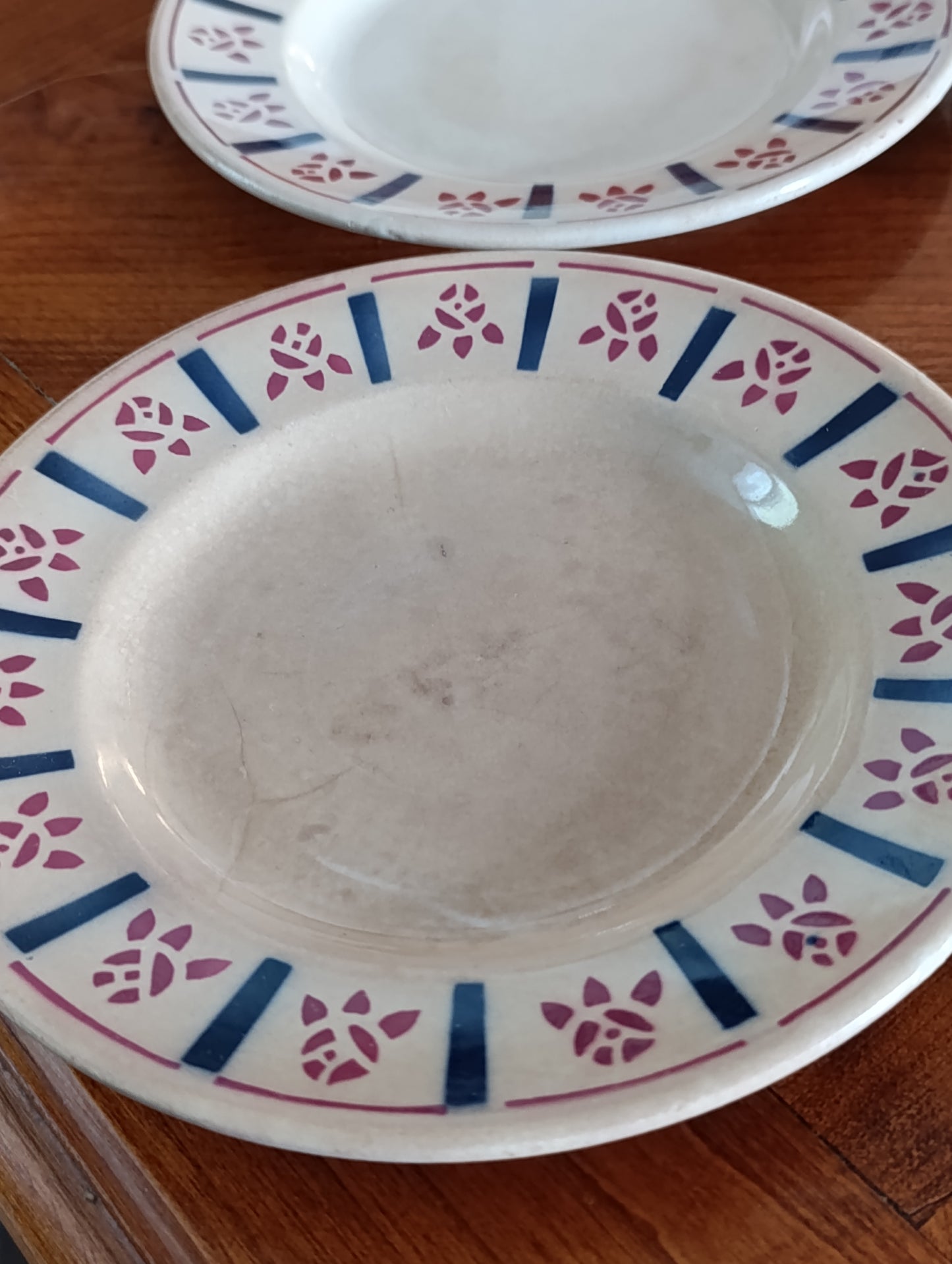 Lot de 4 assiettes anciennes Terre de Fer Gien décor géométrique rouge et bleu