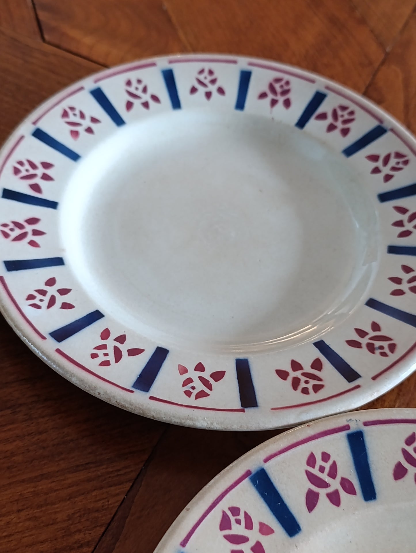 Lot de 4 assiettes anciennes Terre de Fer Gien décor géométrique rouge et bleu