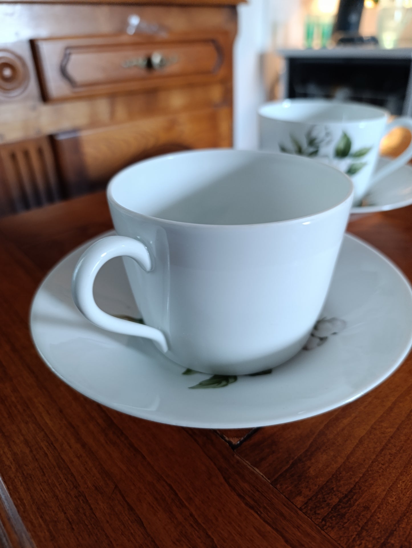 Lot de 2 tasses et soucoupes en porcelaine de Limoges – Porcelaine de Paris