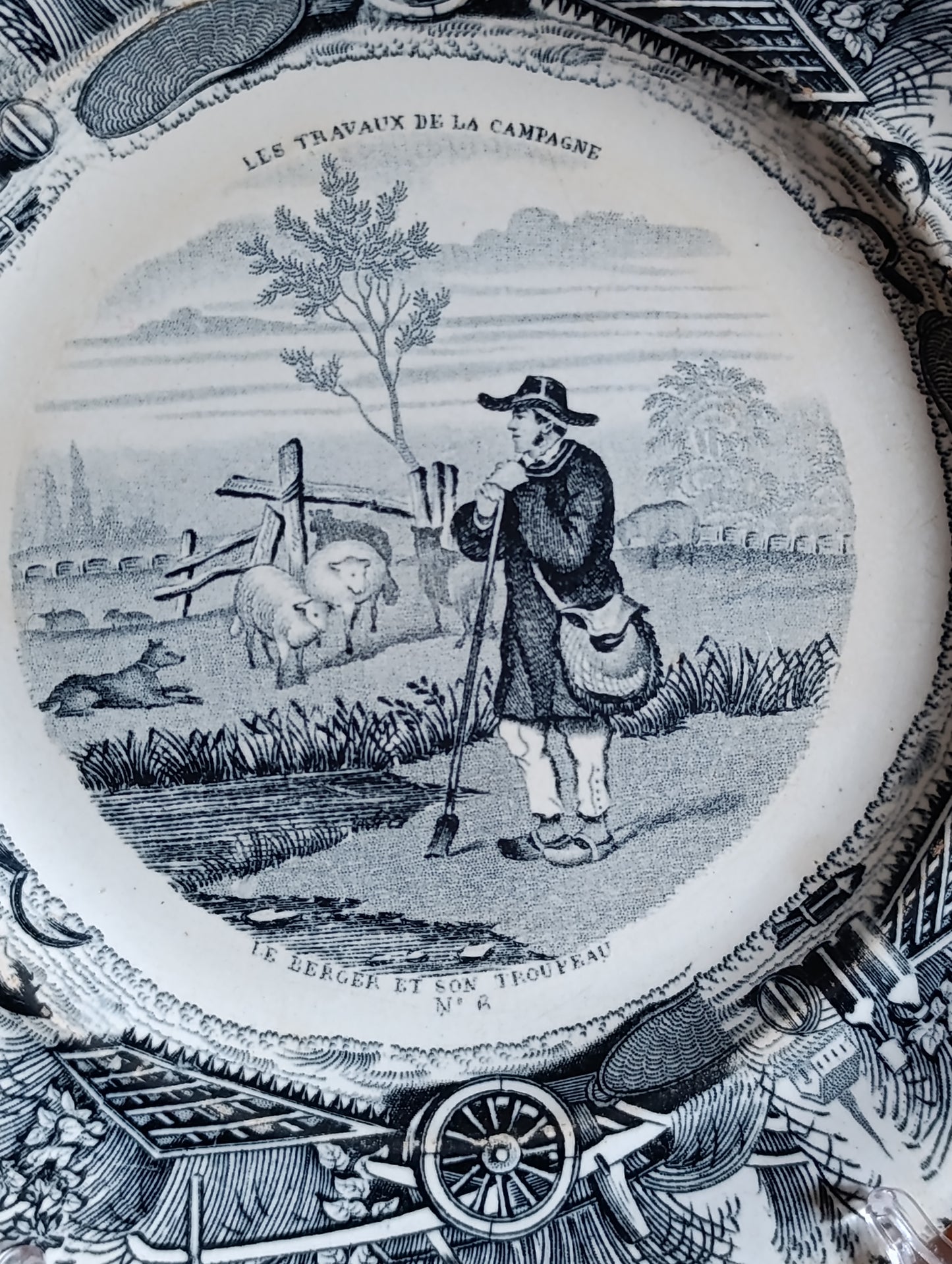 Assiette ancienne Gien Geoffroy et Cie – Les Travaux de la Campagne – Le Berger et son troupeau n°4