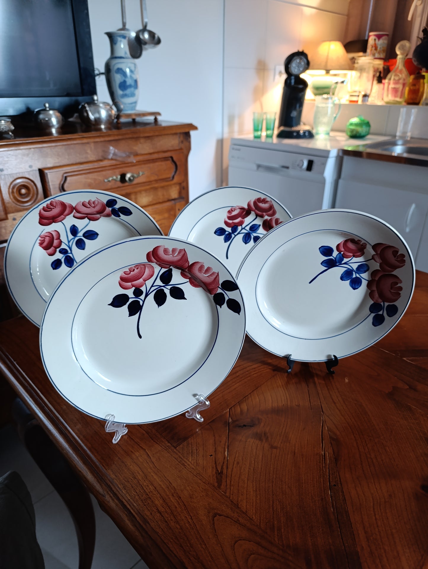 Lot de 4 assiettes creuses HBCM décor floral rouge et bleu