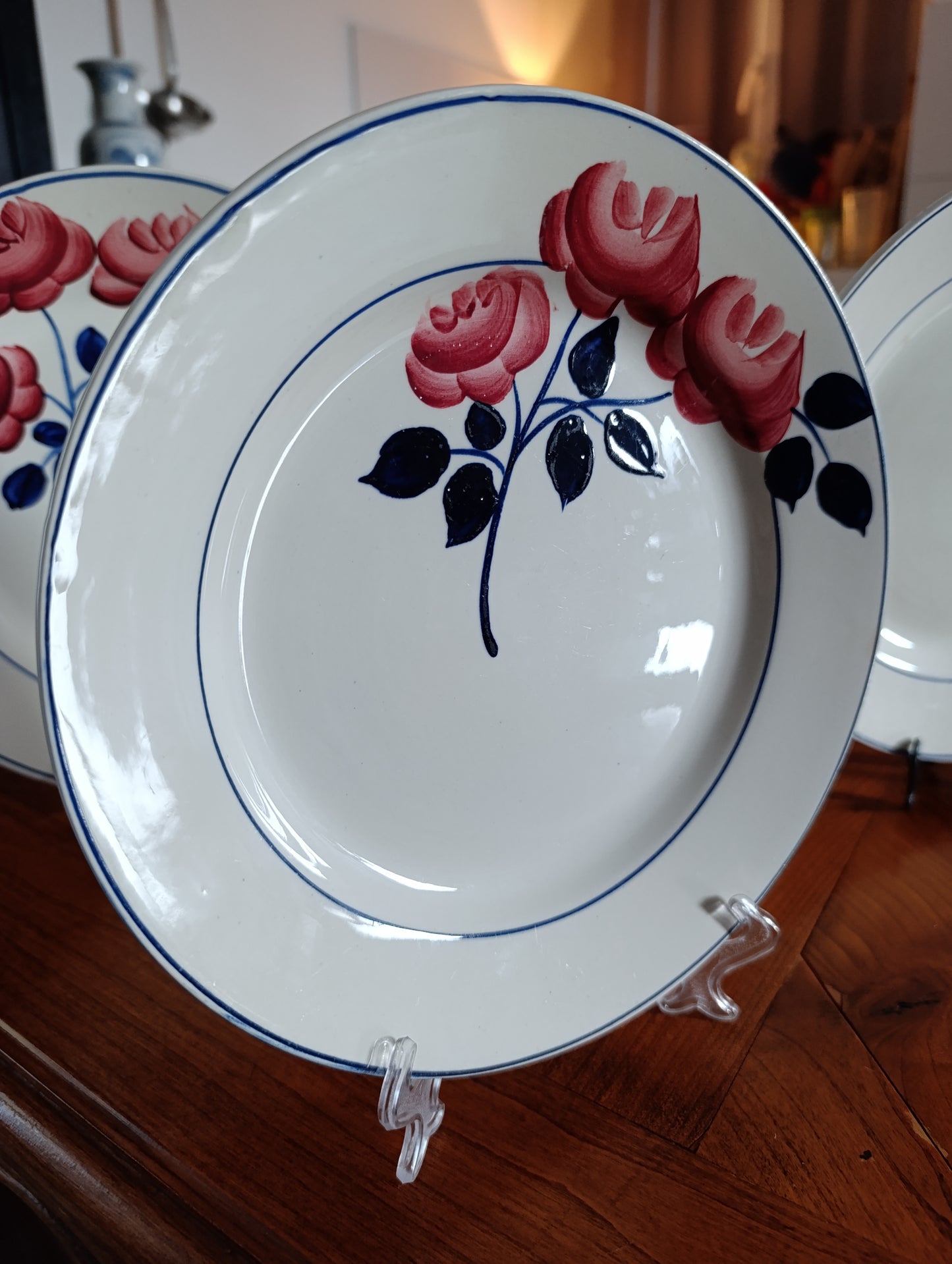 Lot de 4 assiettes creuses HBCM décor floral rouge et bleu