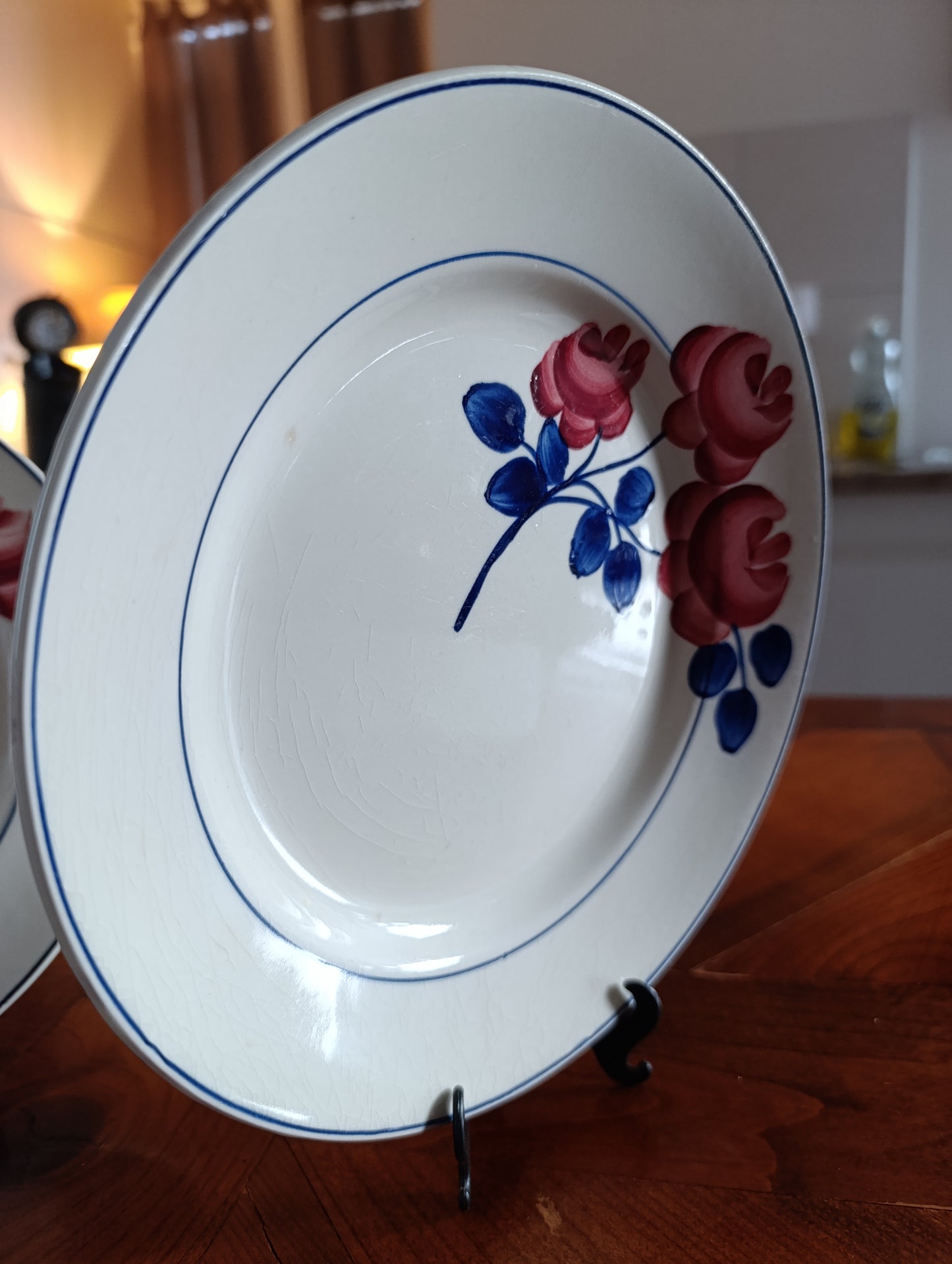 Lot de 4 assiettes creuses HBCM décor floral rouge et bleu