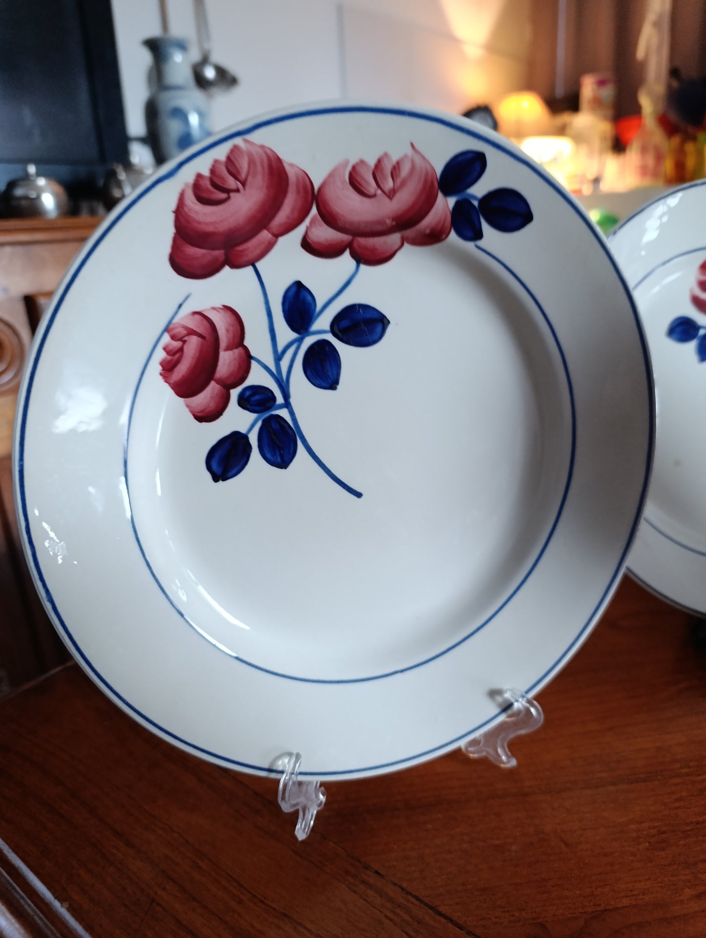 Lot de 4 assiettes creuses HBCM décor floral rouge et bleu