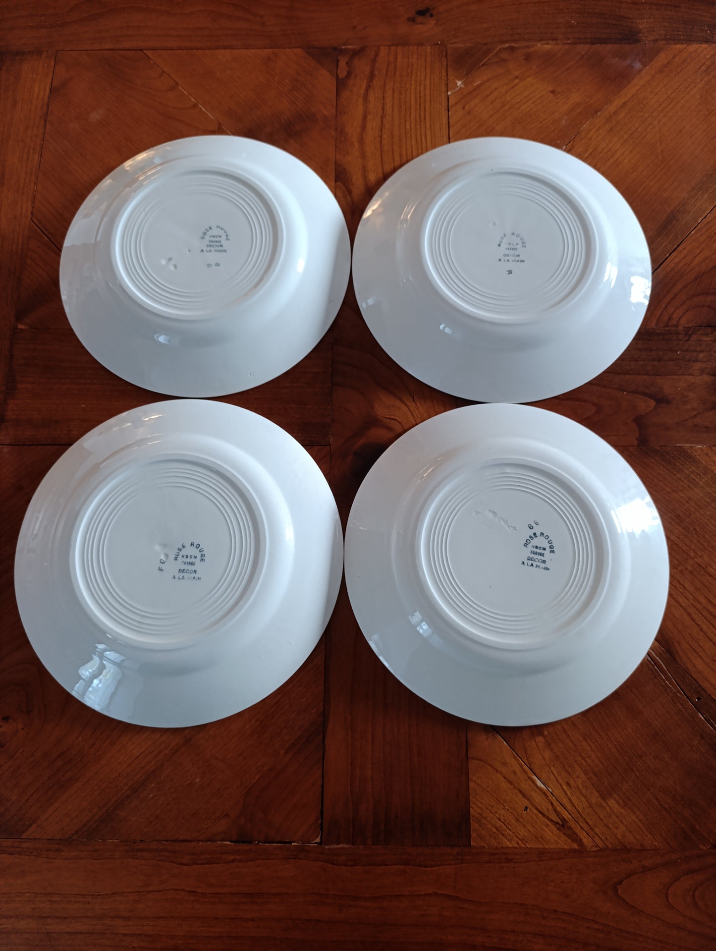 Lot de 4 assiettes creuses HBCM décor floral rouge et bleu