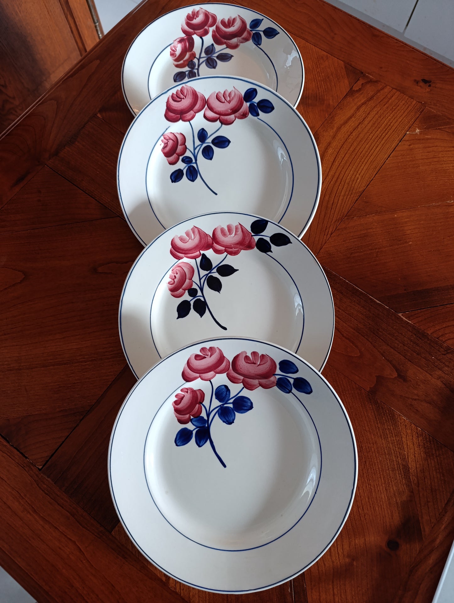 Lot de 4 assiettes creuses HBCM décor floral rouge et bleu