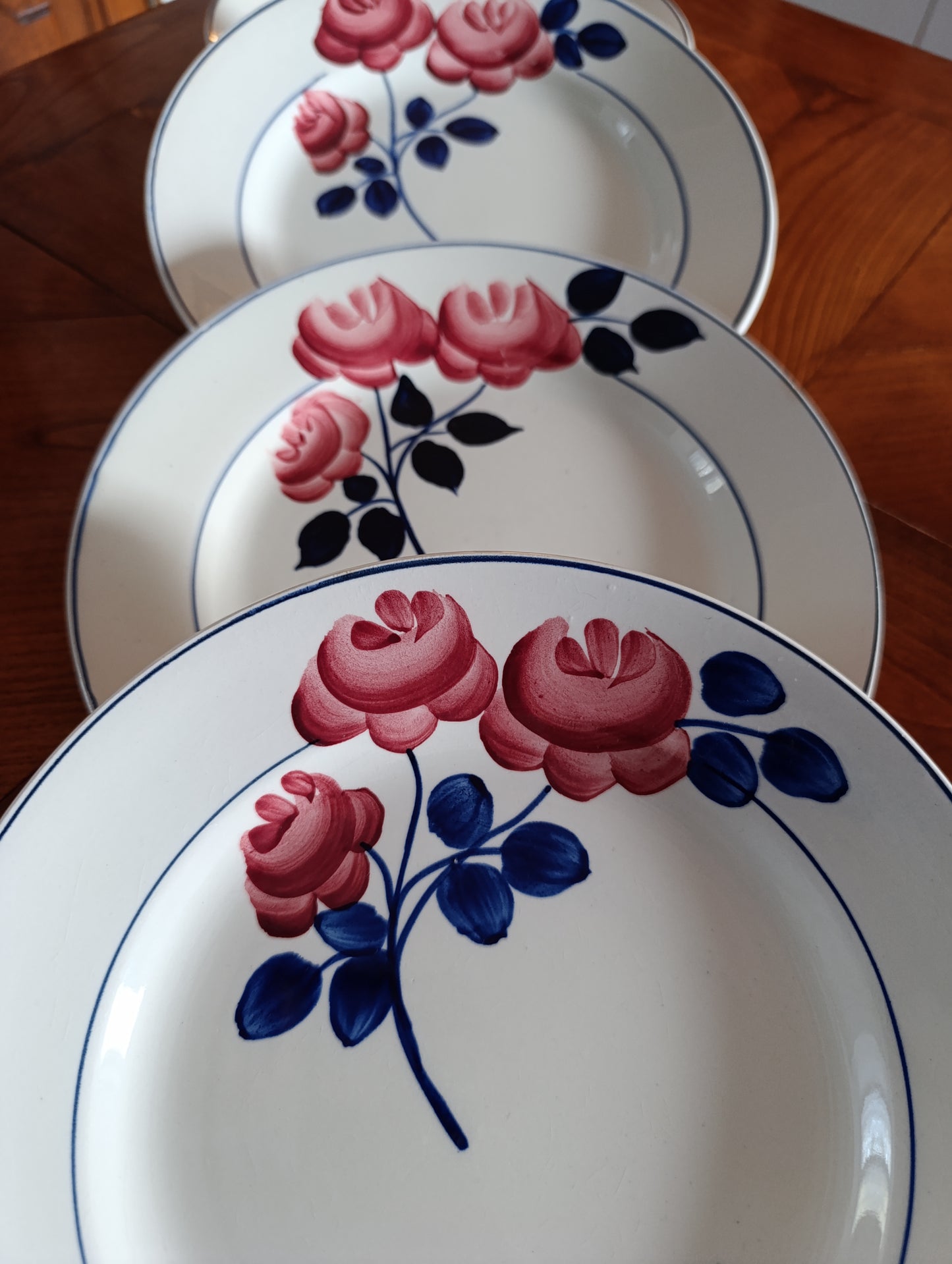 Lot de 4 assiettes creuses HBCM décor floral rouge et bleu