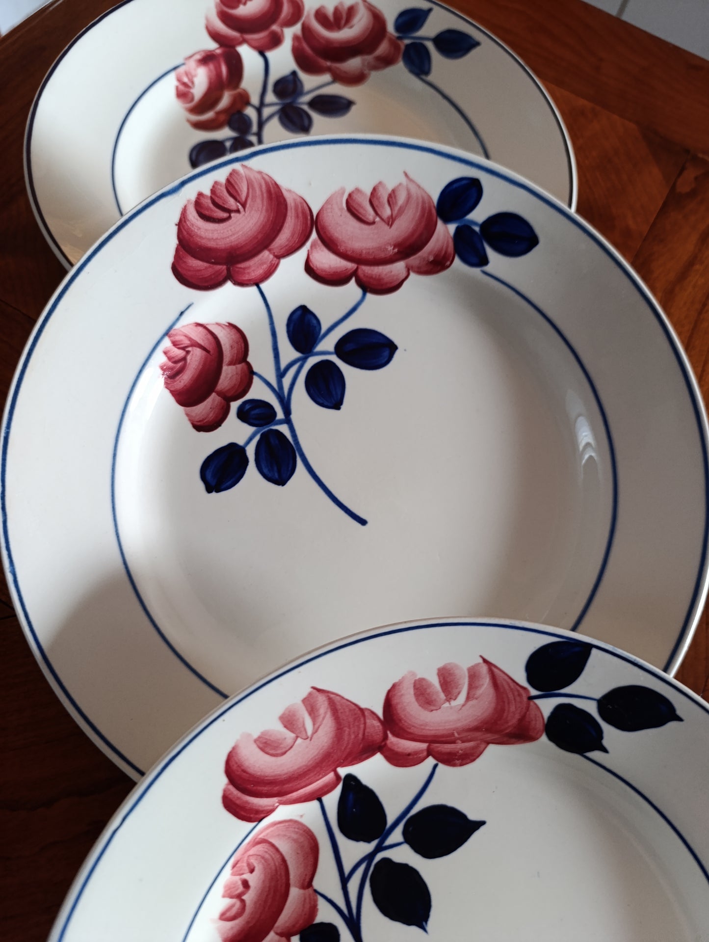 Lot de 4 assiettes creuses HBCM décor floral rouge et bleu