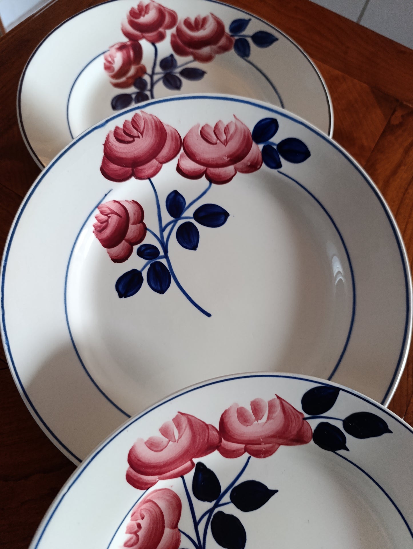 Lot de 4 assiettes creuses HBCM décor floral rouge et bleu