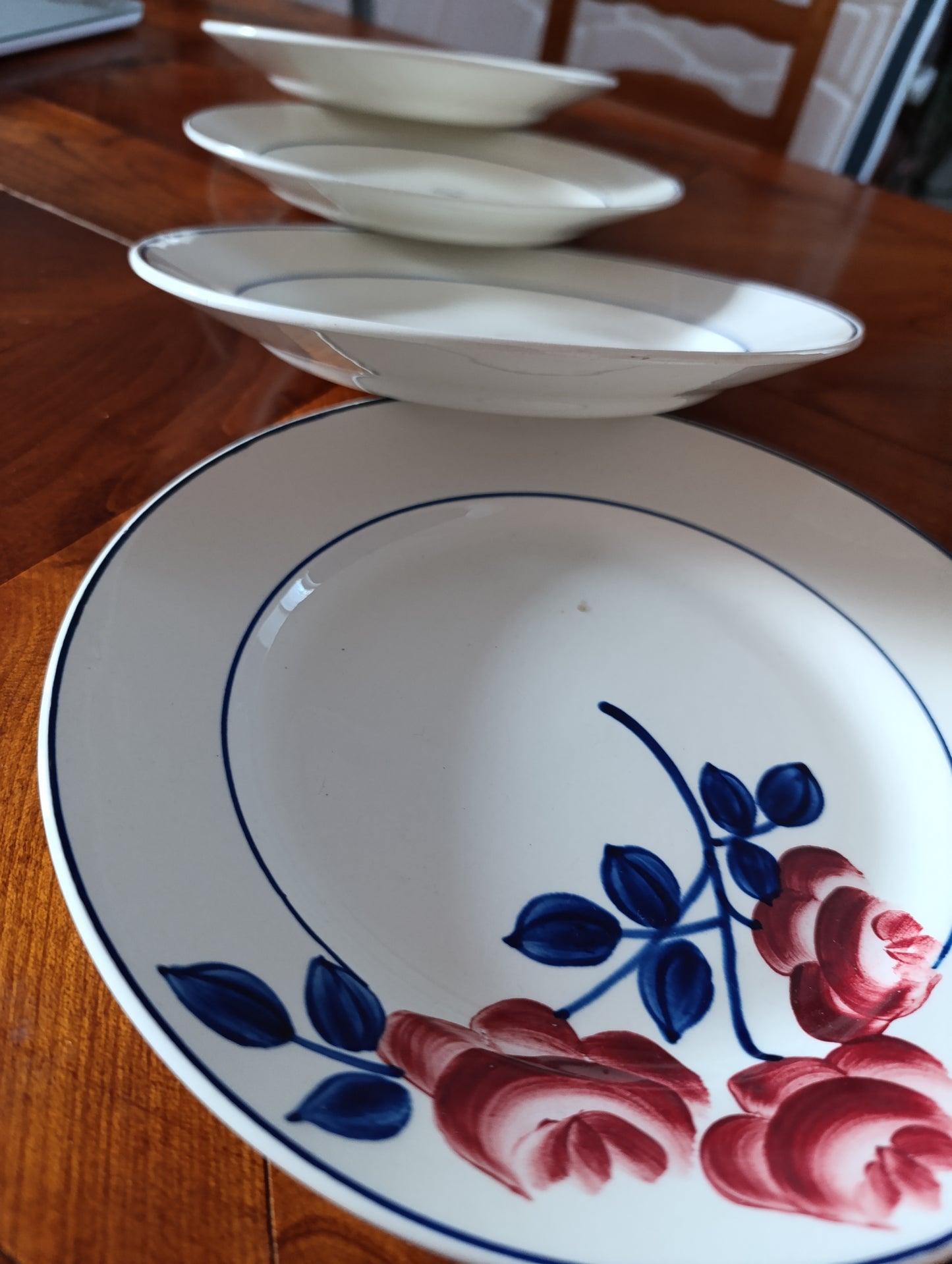 Lot de 4 assiettes creuses HBCM décor floral rouge et bleu
