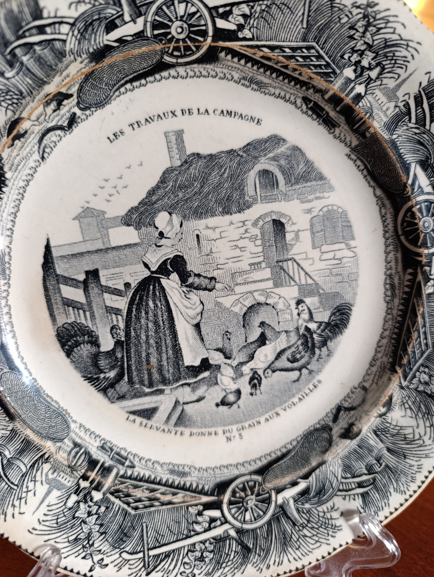 Assiette ancienne Gien Terre de Fer “Les Travaux de la Campagne” n°5