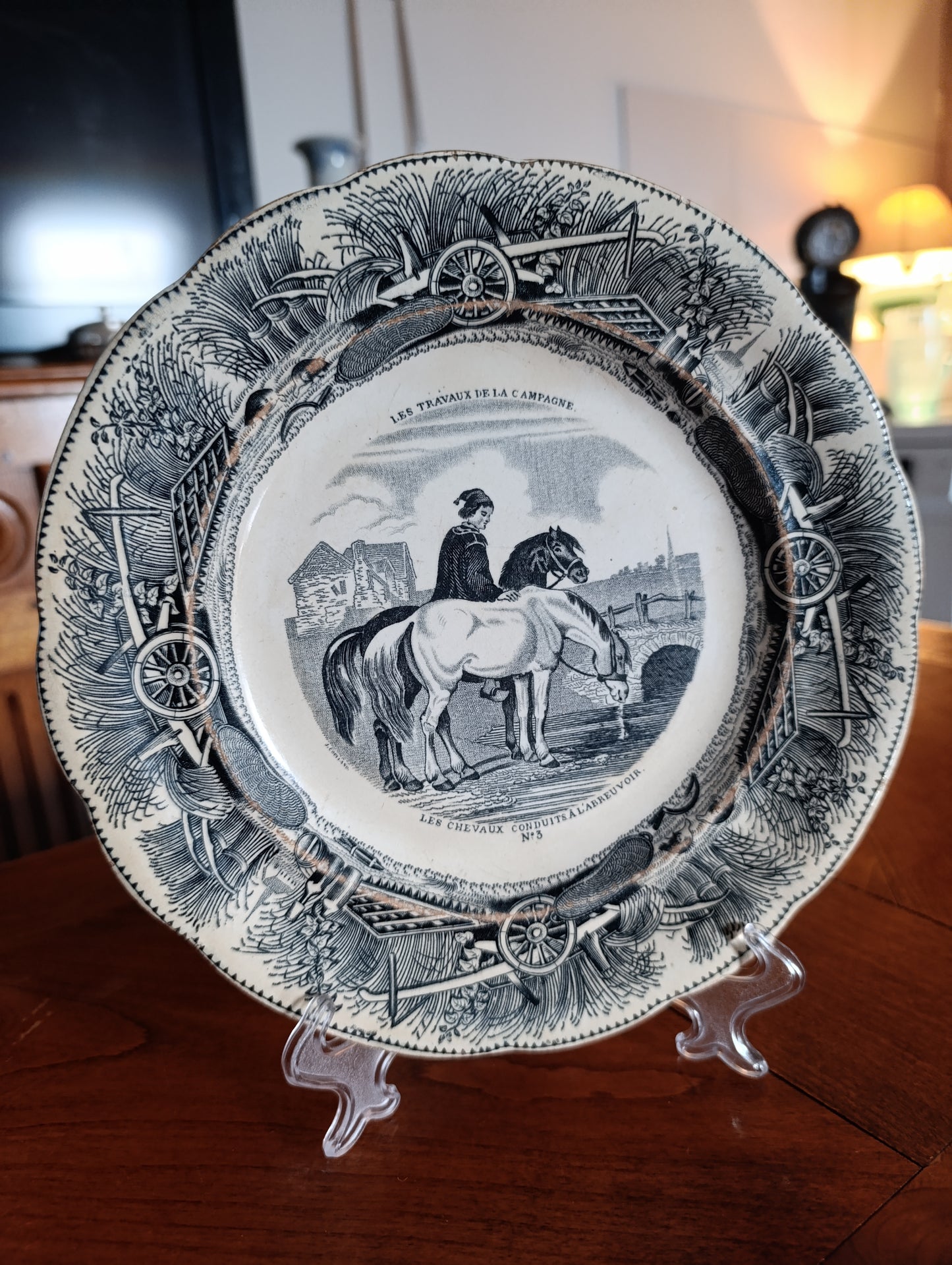 Assiette ancienne Gien Terre de Fer “Les Travaux de la Campagne” décor noir XIXe