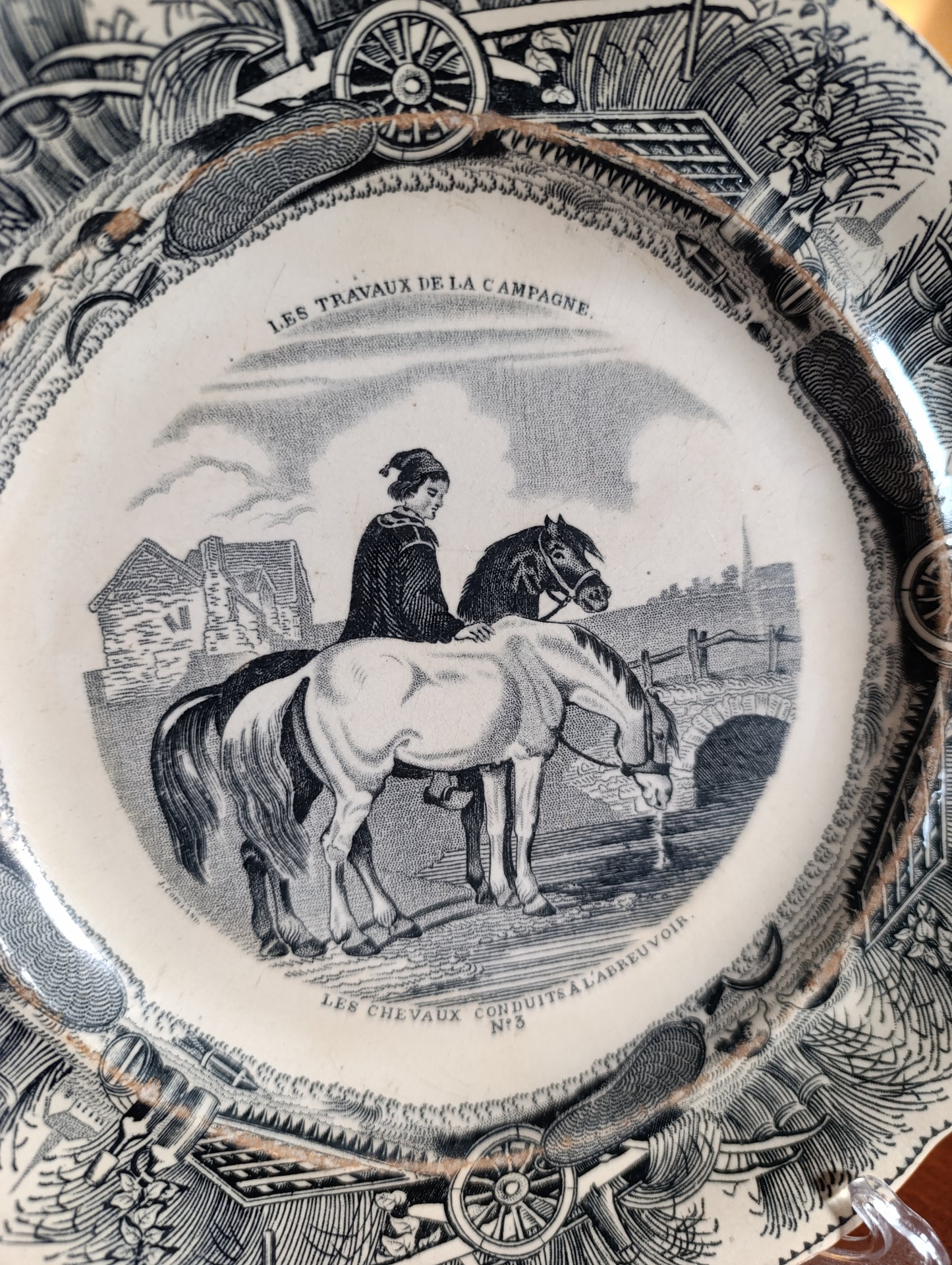 Assiette ancienne Gien Terre de Fer “Les Travaux de la Campagne” décor noir XIXe