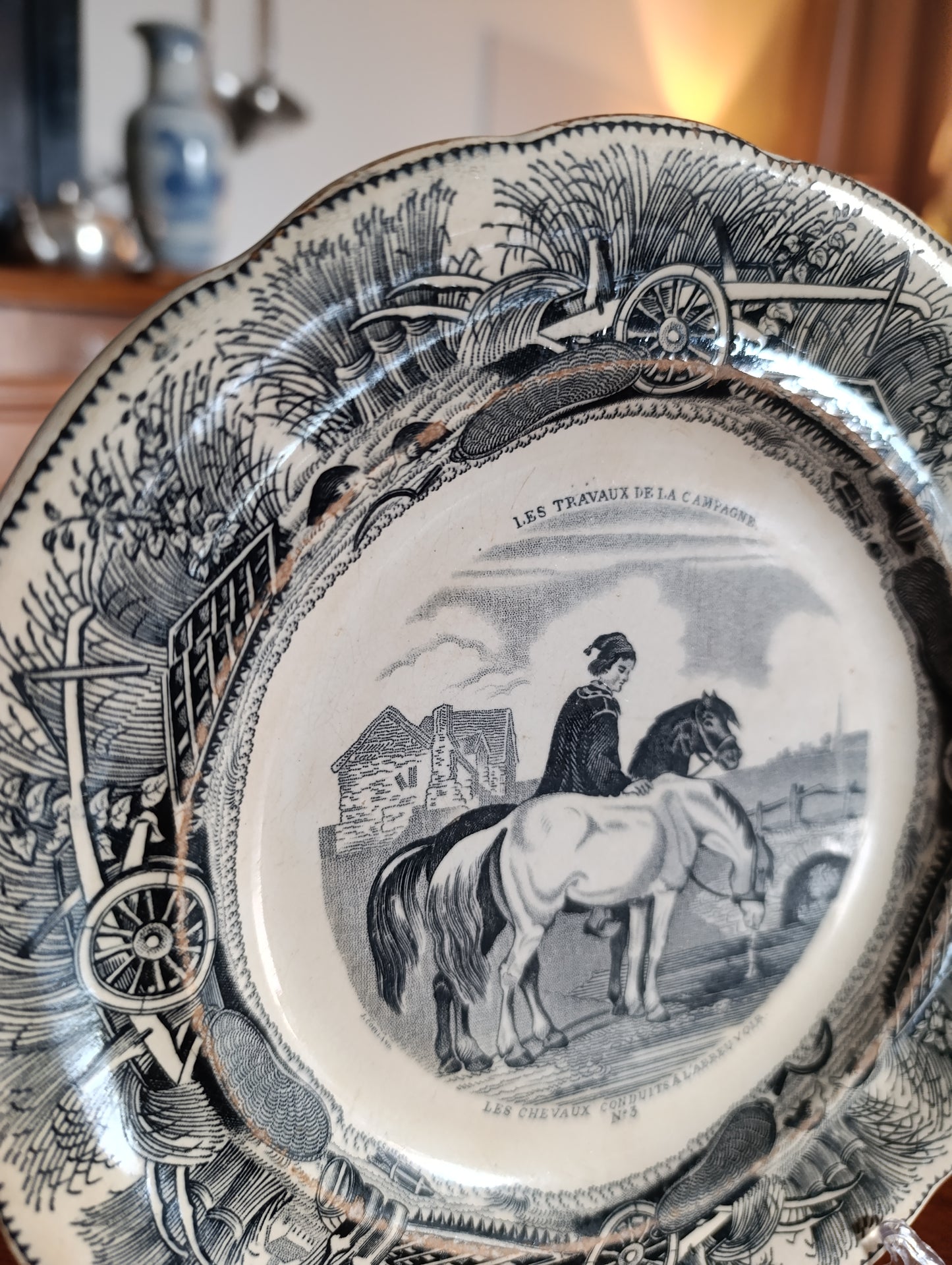 Assiette ancienne Gien Terre de Fer “Les Travaux de la Campagne” décor noir XIXe