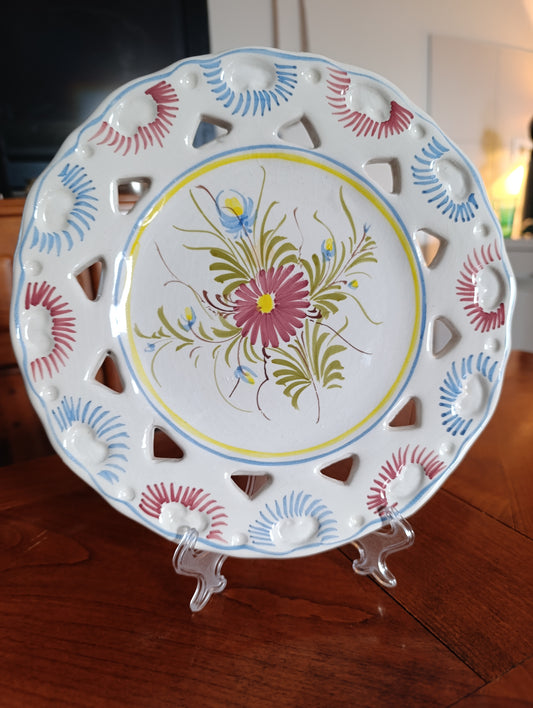 Assiette ancienne ajourée en faïence peinte main décor floral français vintage