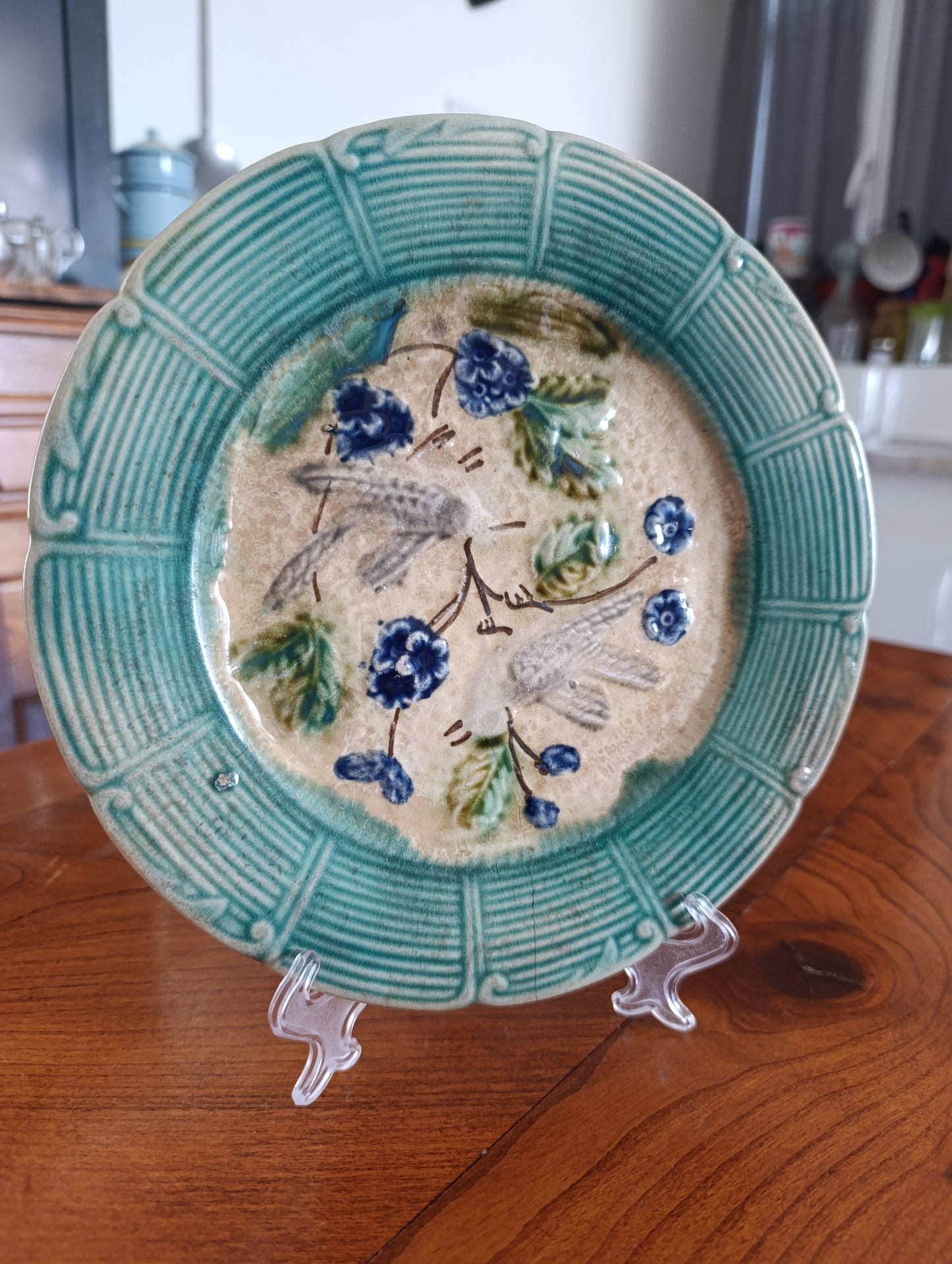 Assiette ancienne barbotine / faïence décor floral bleu et vert – décor rustique